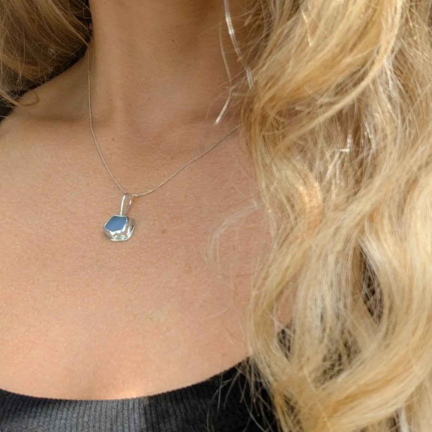 Ocean vibes with this beautiful blue sea glass necklace 
🌊💙 

What's your favourite sea glass colour to wear? 

Modelled by the lovely @theabstractartwolf

#oceanvibe #oceanjewellery #coastaljewellery #coastalcollection #jewellerywithmeaning #handc