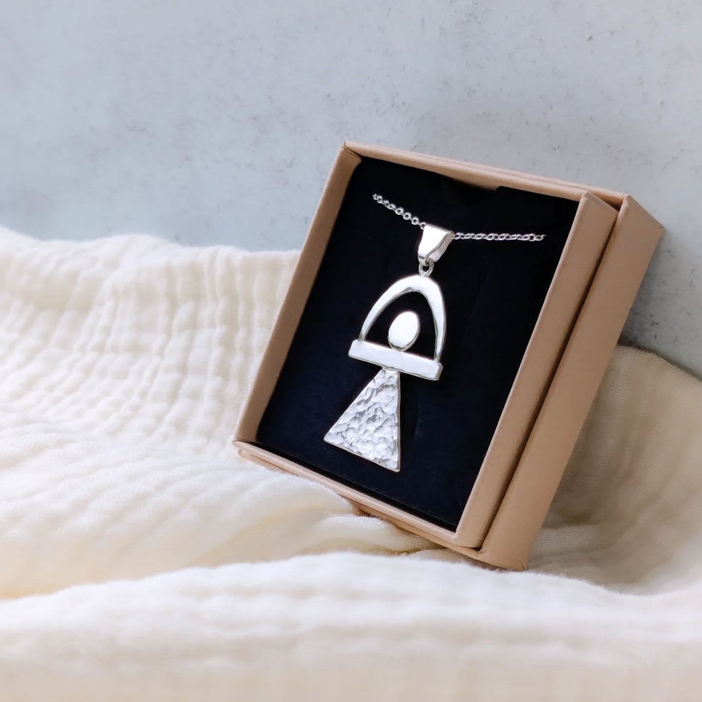 My dear friend @the_modern_goddess_ asked me to create a Tanit necklace for her and I'm so pleased with how this piece turned out ❤️

Tanit is the goddess of Ibiza, she's a mother goddess of fertility, the divine feminine and the moon 🌙

#goddessjew