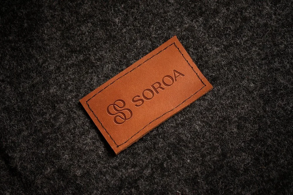 Soroa es una marca de accesorios realizados de forma artesanal en Espa&ntilde;a. Nos contrataron para potenciar sus canales digitales y detectamos la necesidad de realizar un cambio m&aacute;s profundo, as&iacute; que terminamos reposicionando totalm