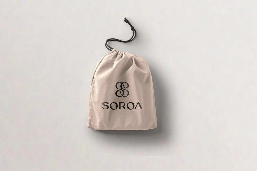 Soroa es una marca de accesorios realizados de forma artesanal en Espa&ntilde;a. Nos contrataron para potenciar sus canales digitales y detectamos la necesidad de realizar un cambio m&aacute;s profundo, as&iacute; que terminamos reposicionando totalm