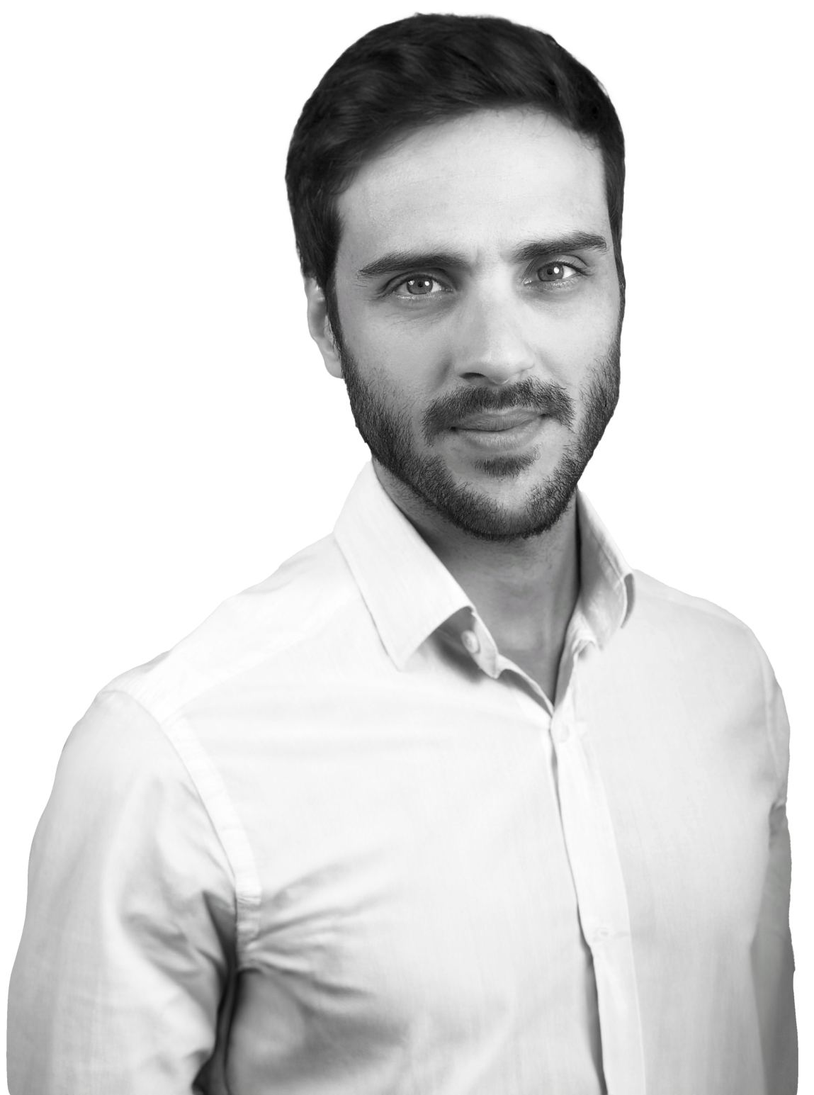 Retrato en blanco y negro de un hombre joven con barba, cabello oscuro y camisa blanca, mirando hacia la cámara con expresión calmada y ligera sonrisa.