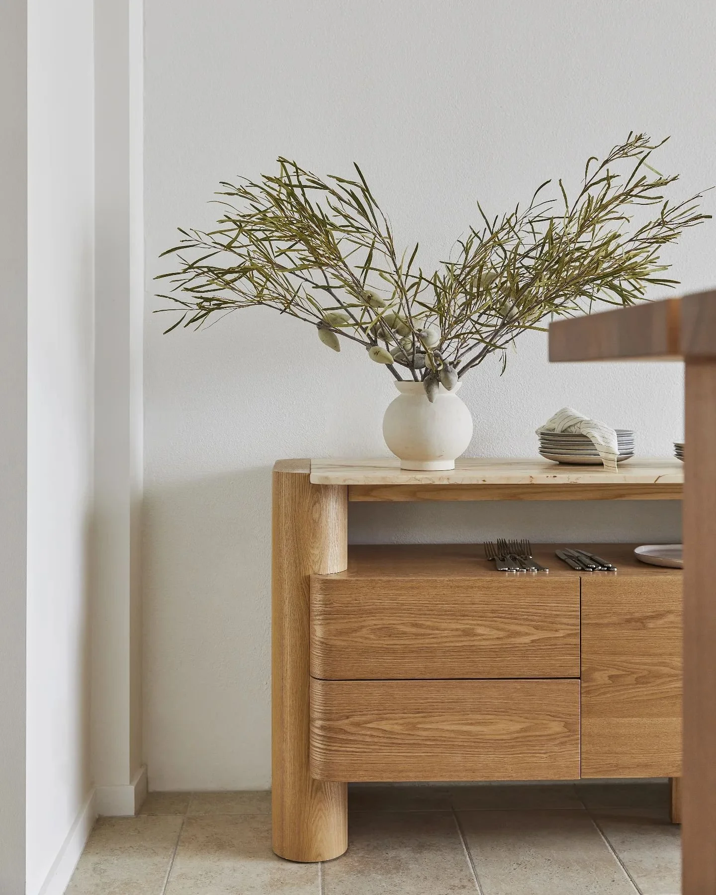 Marble buffet looking gorgeous in our recent project @gigismudgee
🙌🏻
Interior Design | @mooikin_designstudio 
Photography | @alanjensen 
Styling | @rikkesspacestylist 
.
.
.
.
.
.
.
.
.
.
#interiordesign #furniture #furnituredesign #globewest #inte