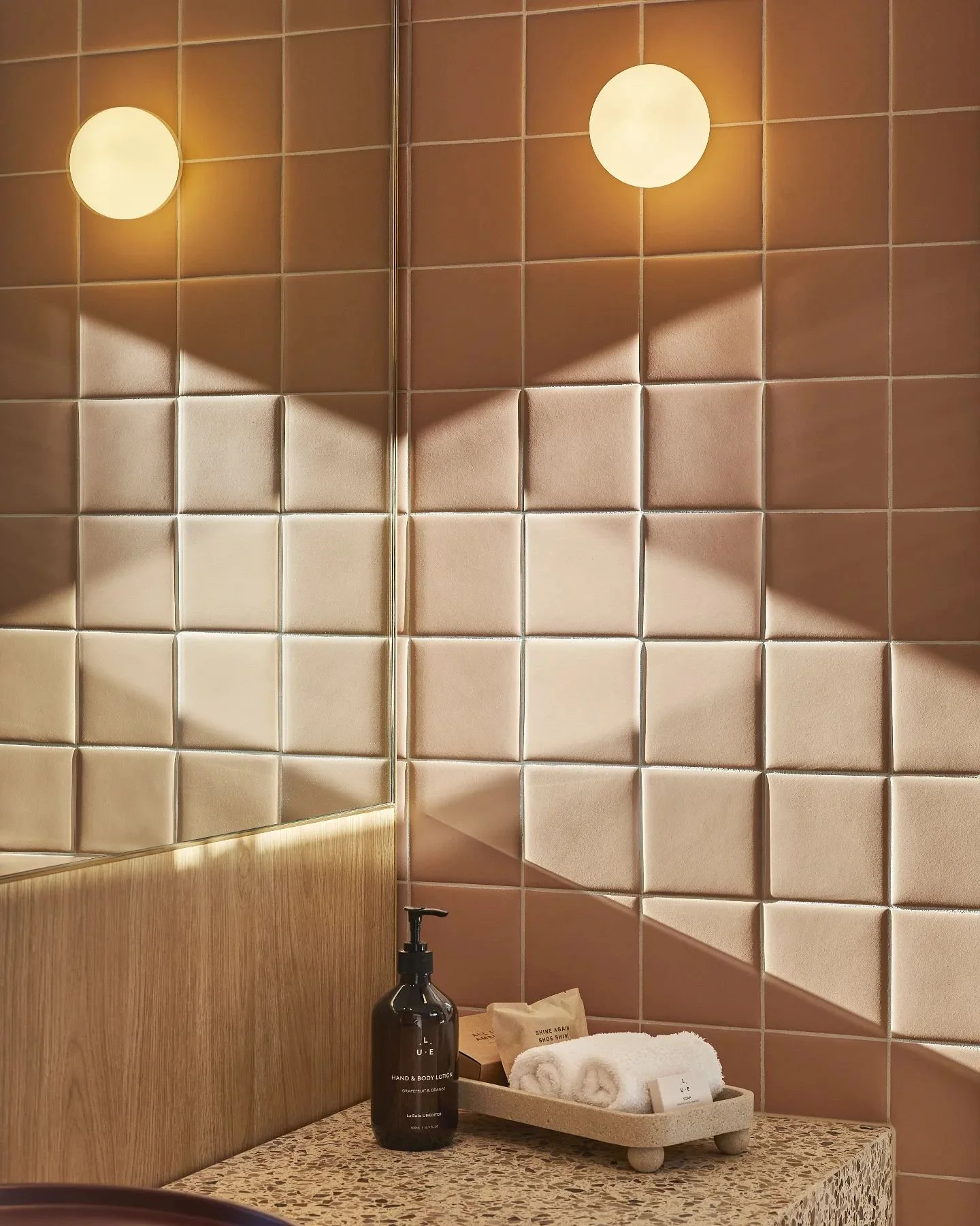 Bathroom design at The Clairfield Hotel in Mudgee @theclairfield
Full height height custom joinery sliding doors by @absolutejoinery and gorgeous tiles from @dilorenzo_tiles 🩷 
📸 by @alanjensen
.
.
.
.
.
.
.
.
.
.
.
#interiordesignnewcastle
#interi