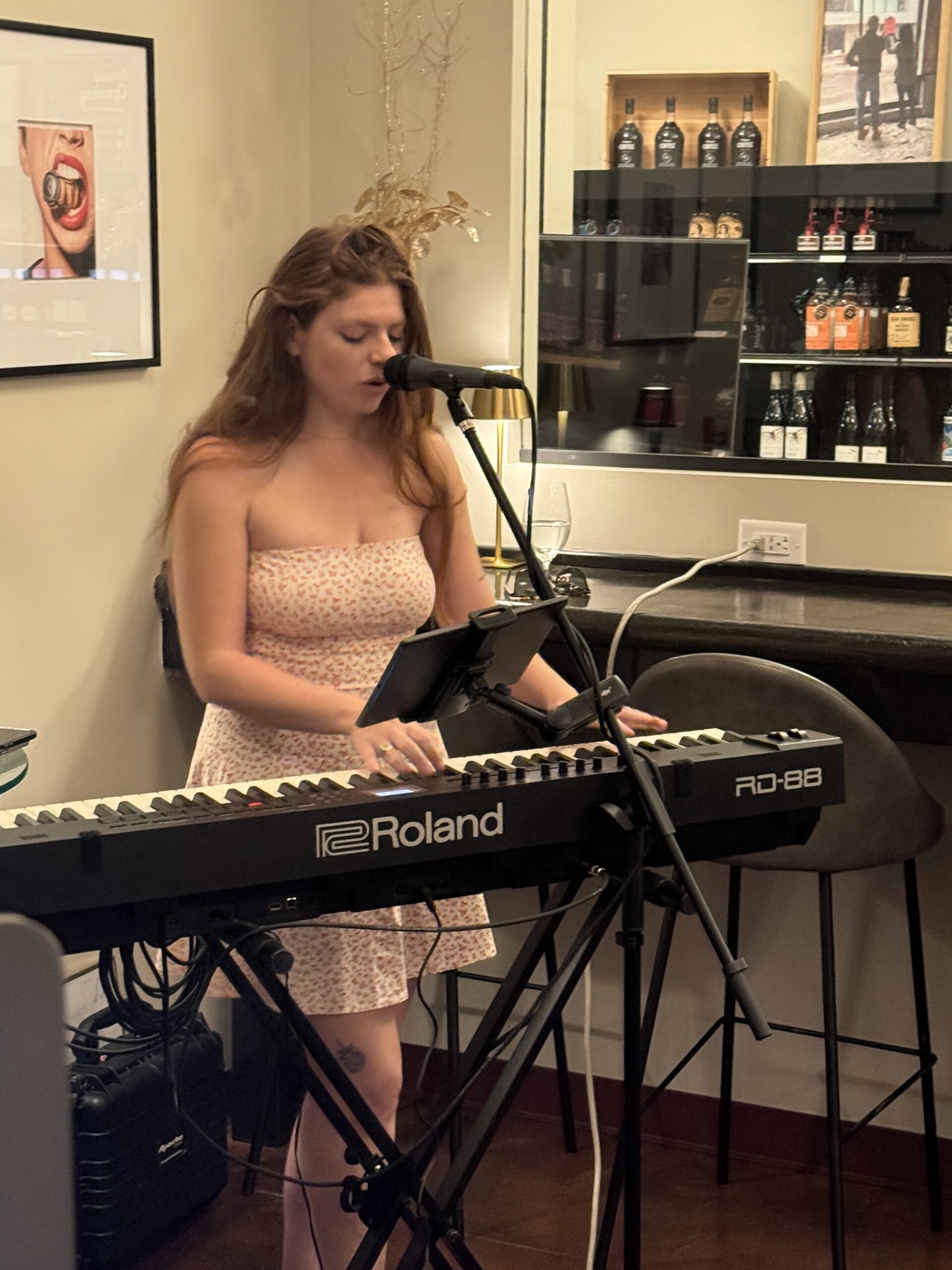 LIVE MUSIC WITH ROzLYN