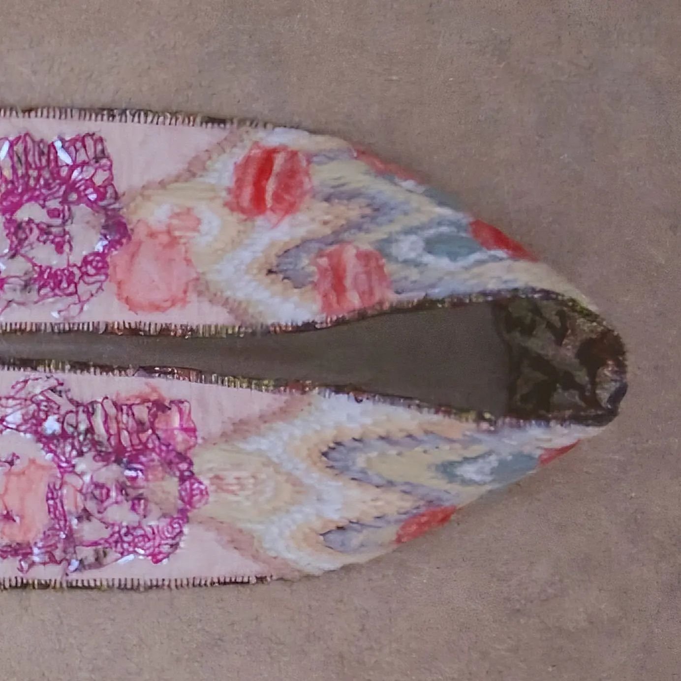 'Angel' Guitar strap part 1/3

'Groundbreaking Debut Album' part 7/15

Influenced by 'Coat of Many Colours', I tried to design a guitar  strap with all the love and kitsch of Dolly Parton 💗💋💅💎
This guitar strap design was the last one I made for 