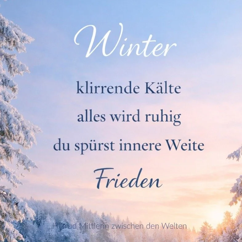 Verschneite Winterlandschaft mit sanftem Licht und ruhigen Worten – eine Einladung zum Innehalten, Lauschen und kreativen Sein im Winter.