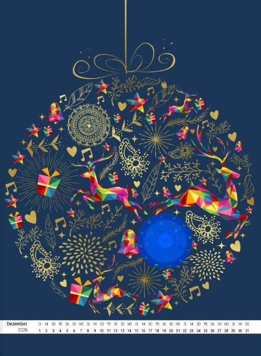 Astrokalender Dezember 2026 mit festlicher Weihnachtskugel und astrologischen Motiven