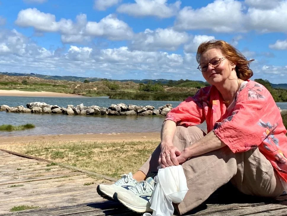 Energetische Begleiterin sitzt in der Natur – ruhige Präsenz im Rahmen von Ausbildung und Begleitung