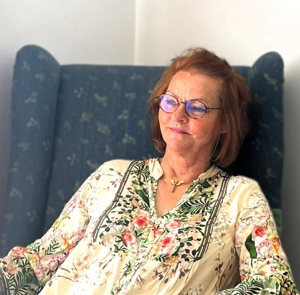 Porträt von Hiltrud LH in ruhiger Atmosphäre – Über-mich-Seite