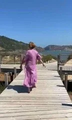 Hiltrud geht über einen Steg dem Meer entgegen – Bild für einen neuen Weg und innere Klarheit