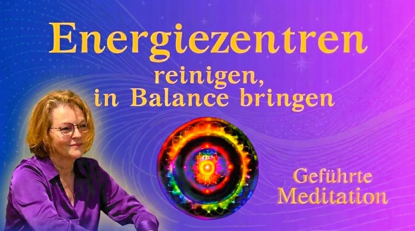 Vorschaubild zum Thema Energiezentren reinigen und in Balance bringen: Eine Frau sitzt vor einem violett-blauen Hintergrund neben einer farbigen Darstellung der Chakren und dem Hinweis auf eine geführte Meditation.