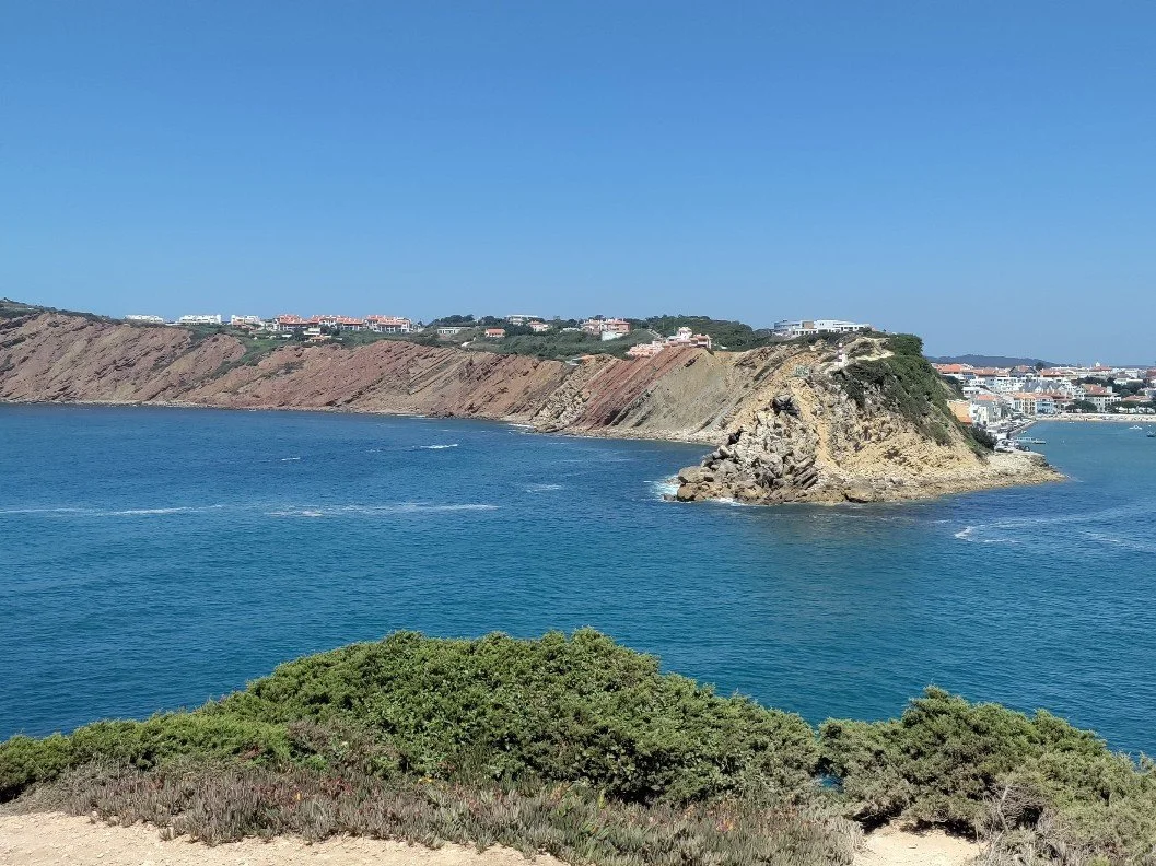 Blick auf die Küste Portugals – ruhiger Ort für Kontakt und Austausch
