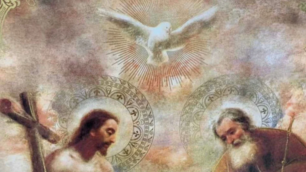 Representación religiosa de la Santísima Trinidad: Jesús con cruz, Dios Padre con corona y paloma como Espíritu Santo.