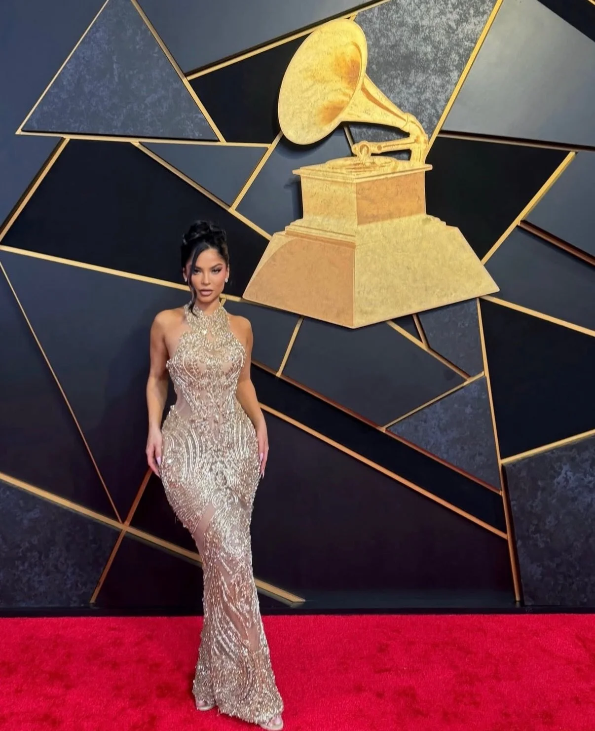 Red carpet moment. Award-worthy tan. Some trophies you hold &amp; some you wear 🏆

#spraytan #miami #spraytannearme #grammys