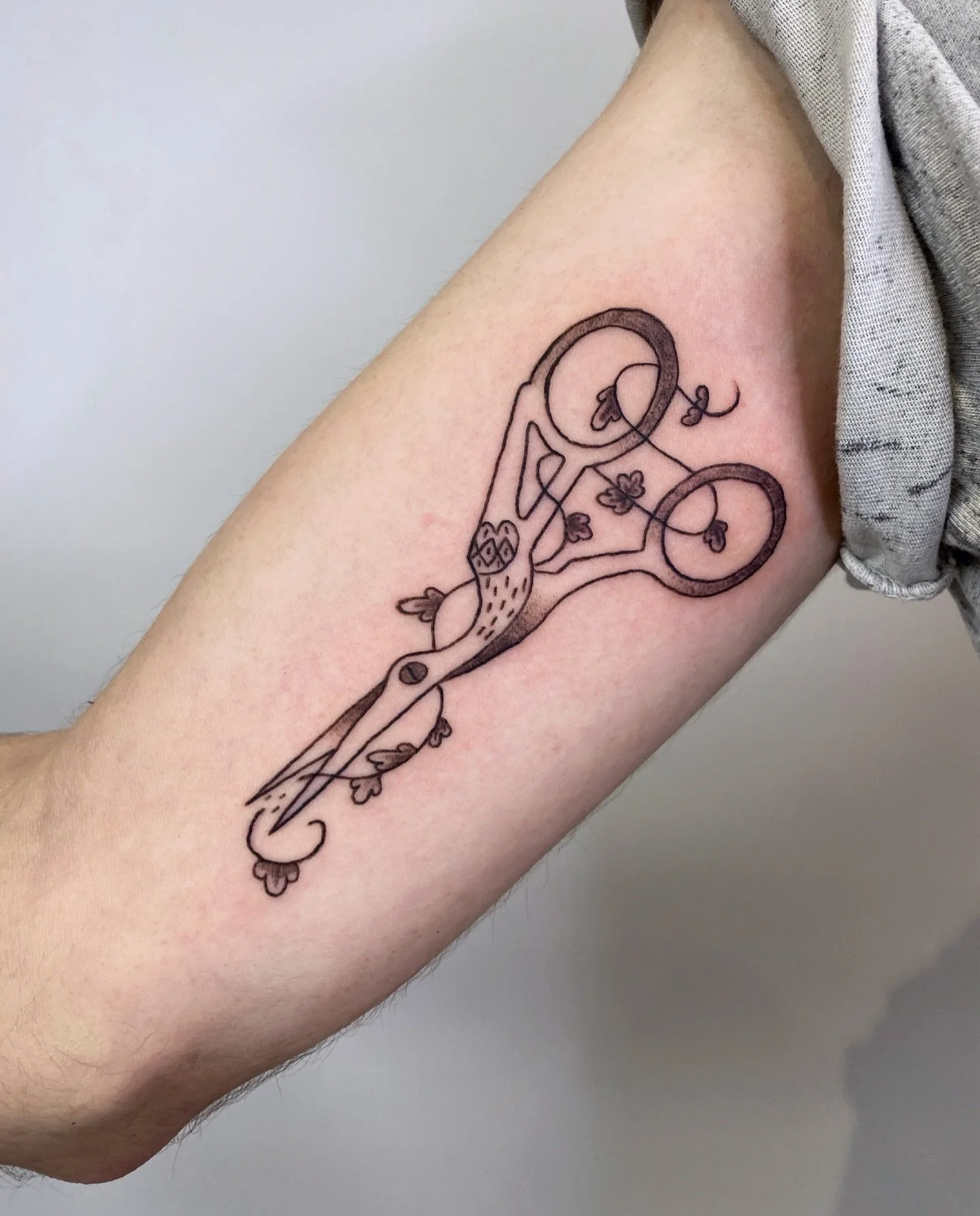 Adelaide&rsquo;s Scissors ✂️✨🕊️ 

Take a visit to the good woman of the woods&rsquo; pasture, but beware not to get caught in the branches of the edelwood first 🍂

I&rsquo;m so happy that I finally got to tattoo this design from my Over the Garden 