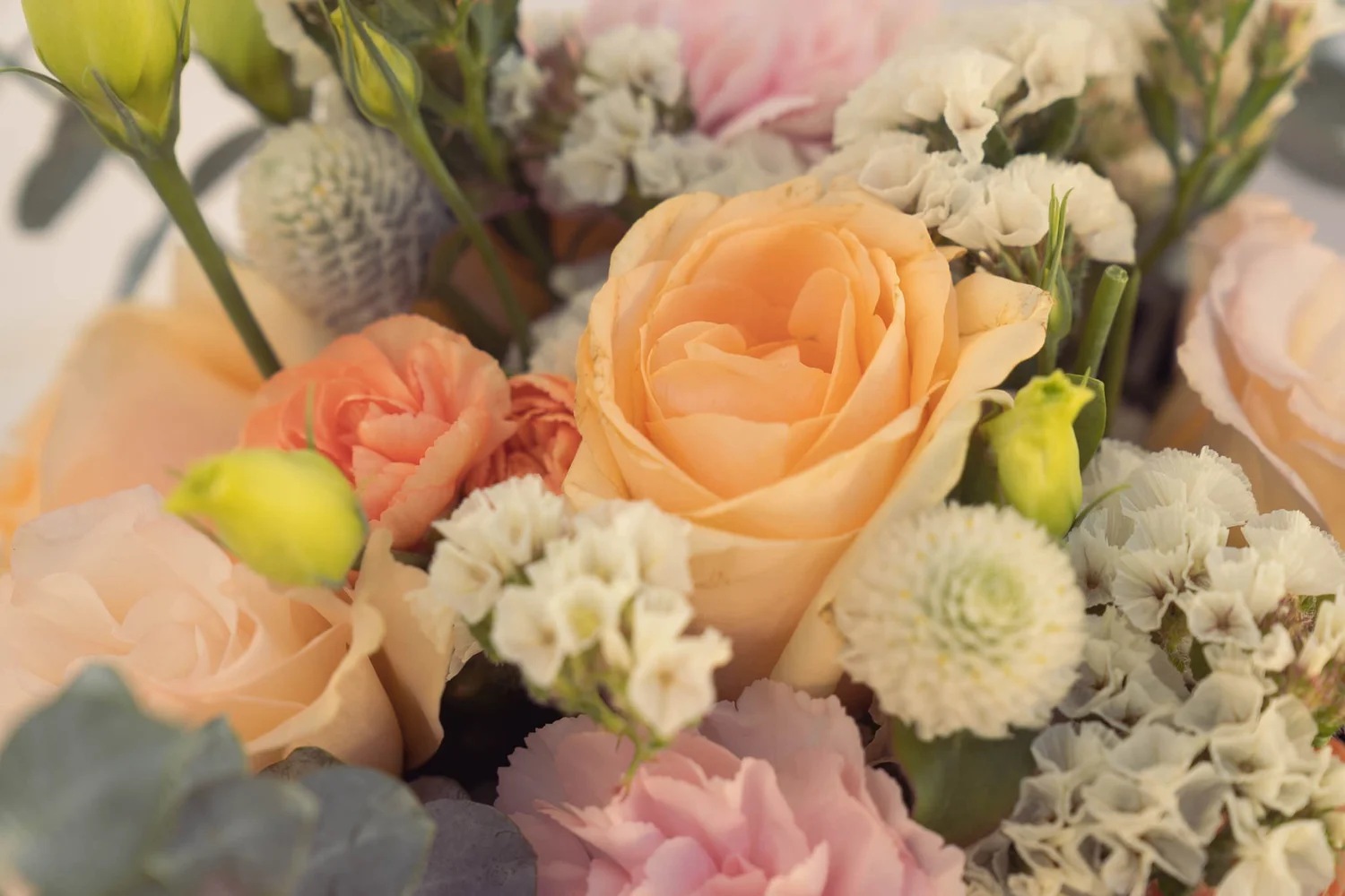 Close-up of Gel's peach and pink rose bouquet