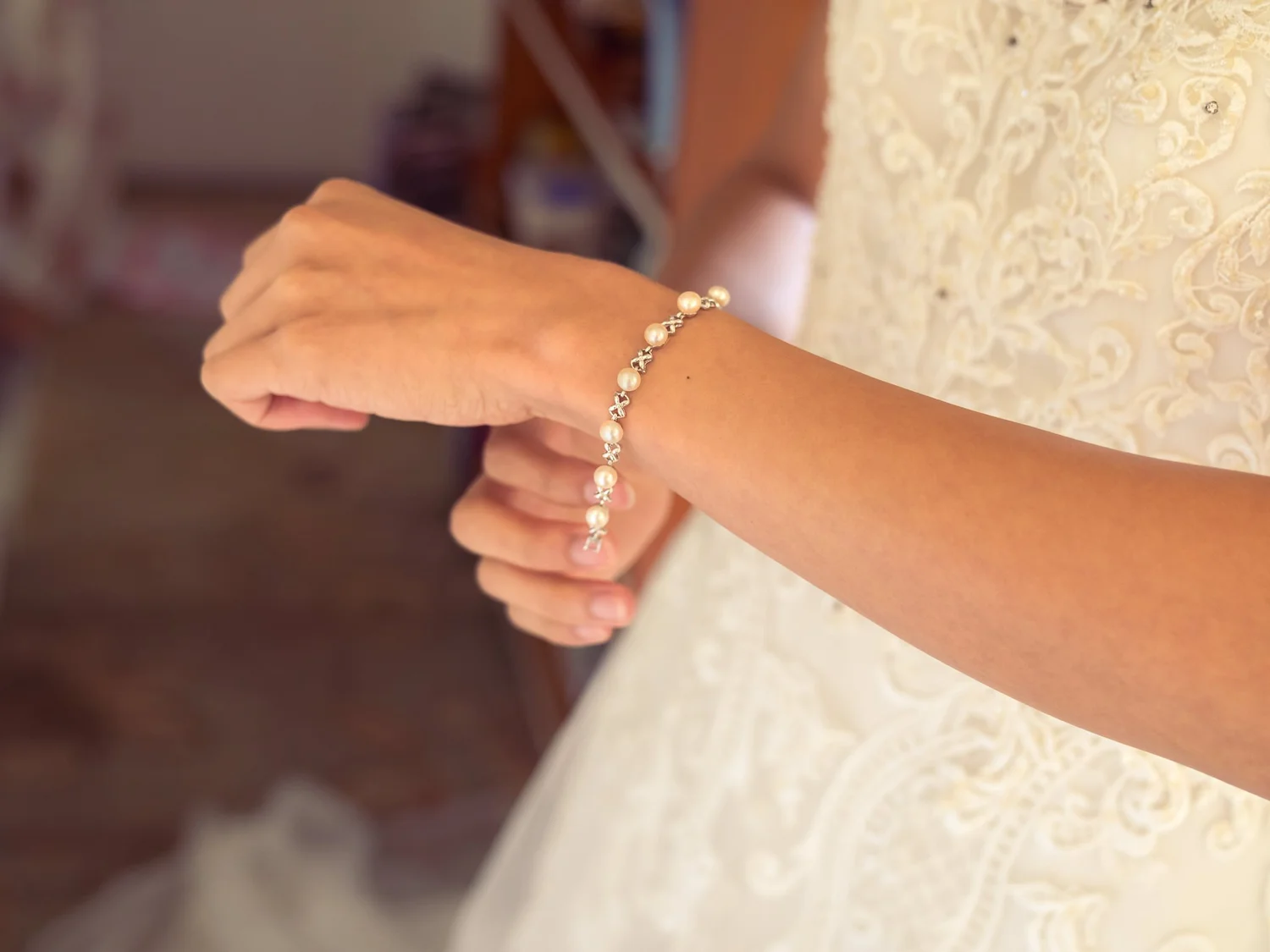 A pearl bracelet fastened on Gel's wrist