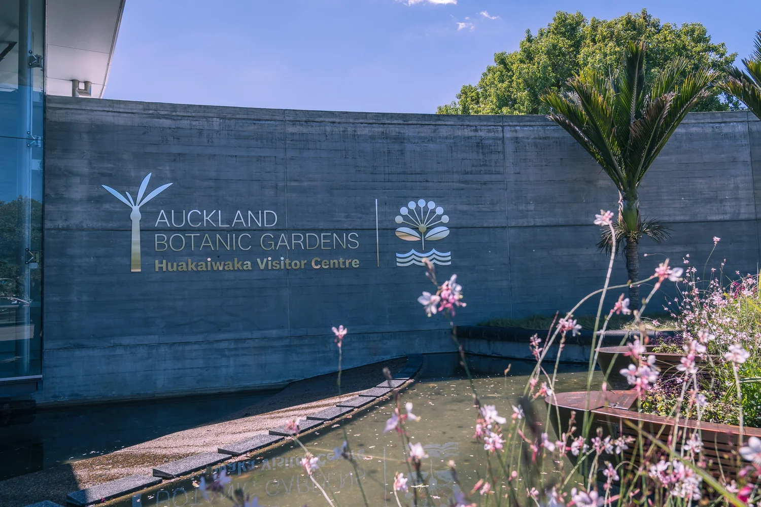 The visitor centre sign at Auckland Botanic Gardens