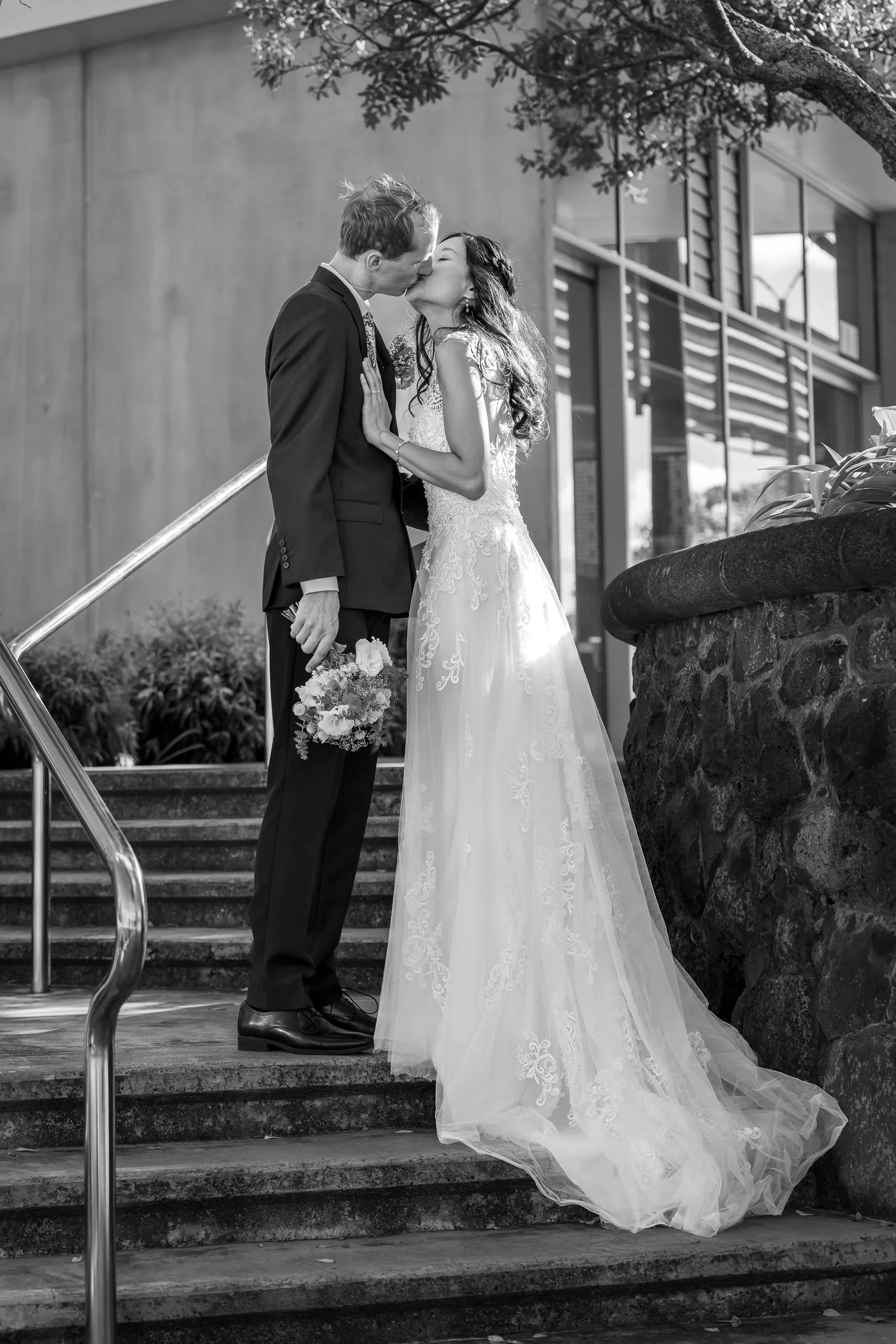 Black and white photo of Gel and James kissing on the steps
