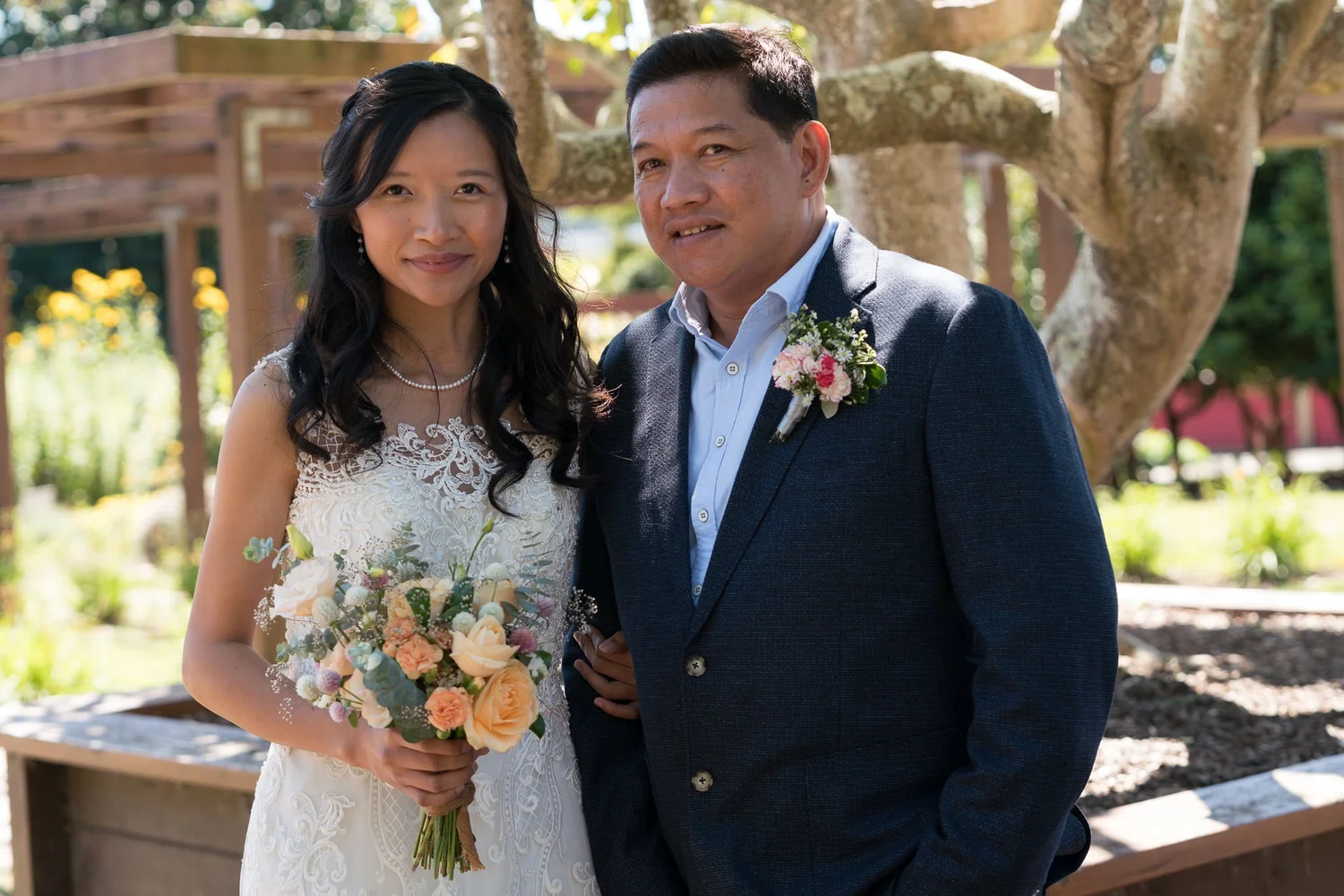 Gel arrives with her bouquet at Auckland Botanic Gardens