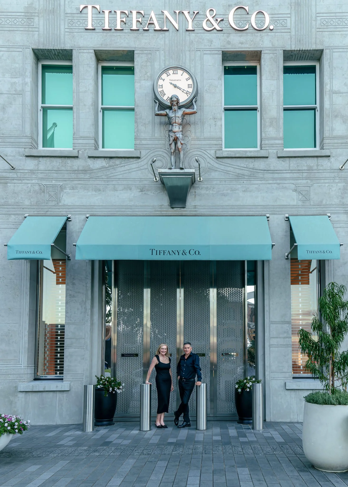 The couple stand outside the Tiffany & Co. store