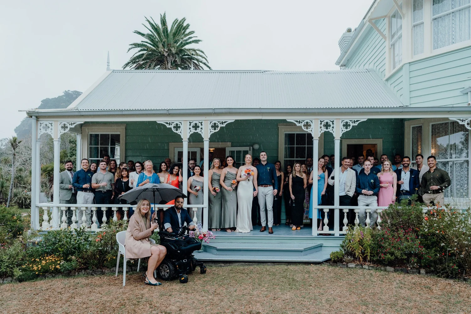 Rebecca and Michael with all their guests in front of the house