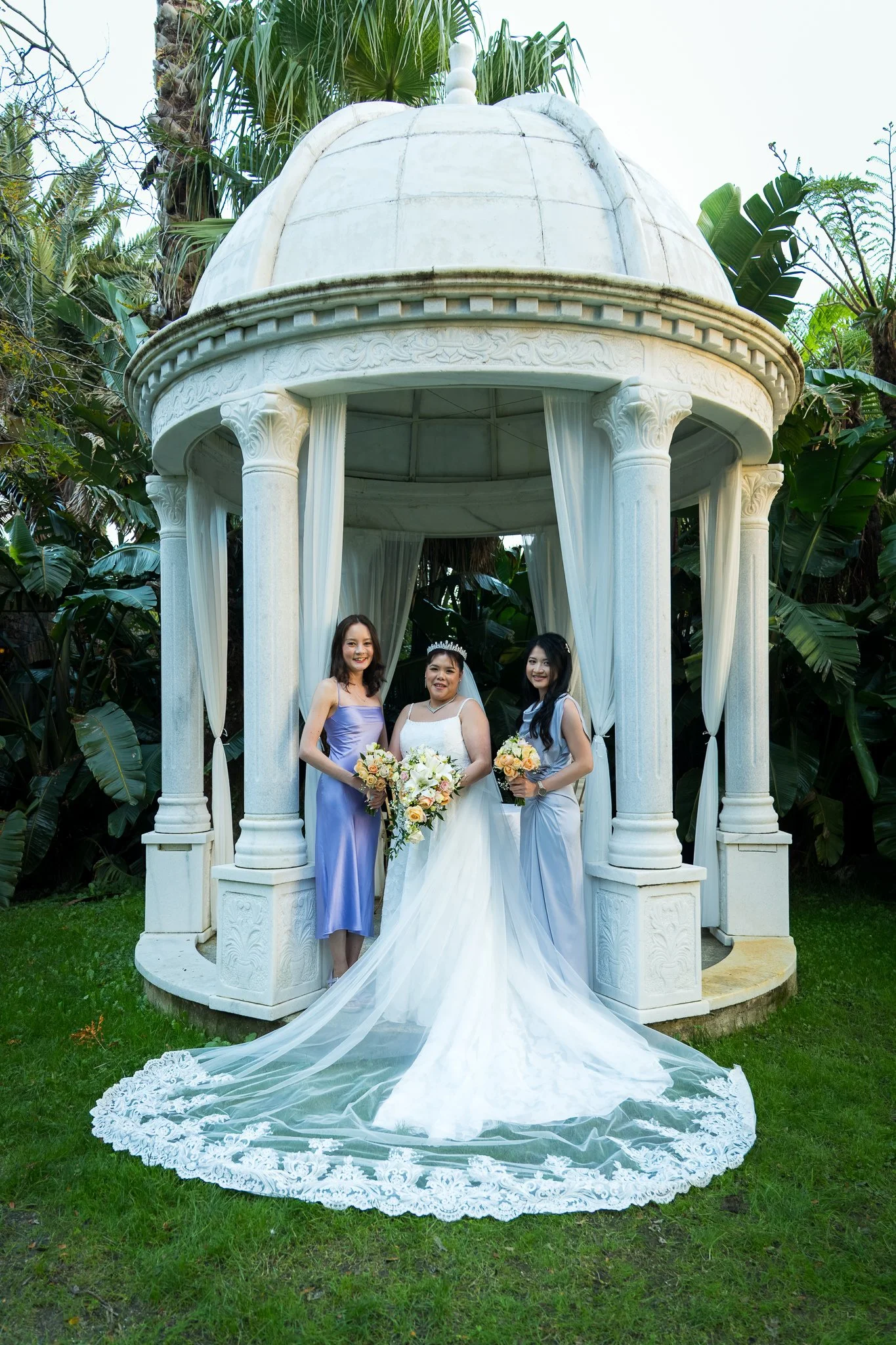 Stephanie and her bridesmaids at the white rotunda