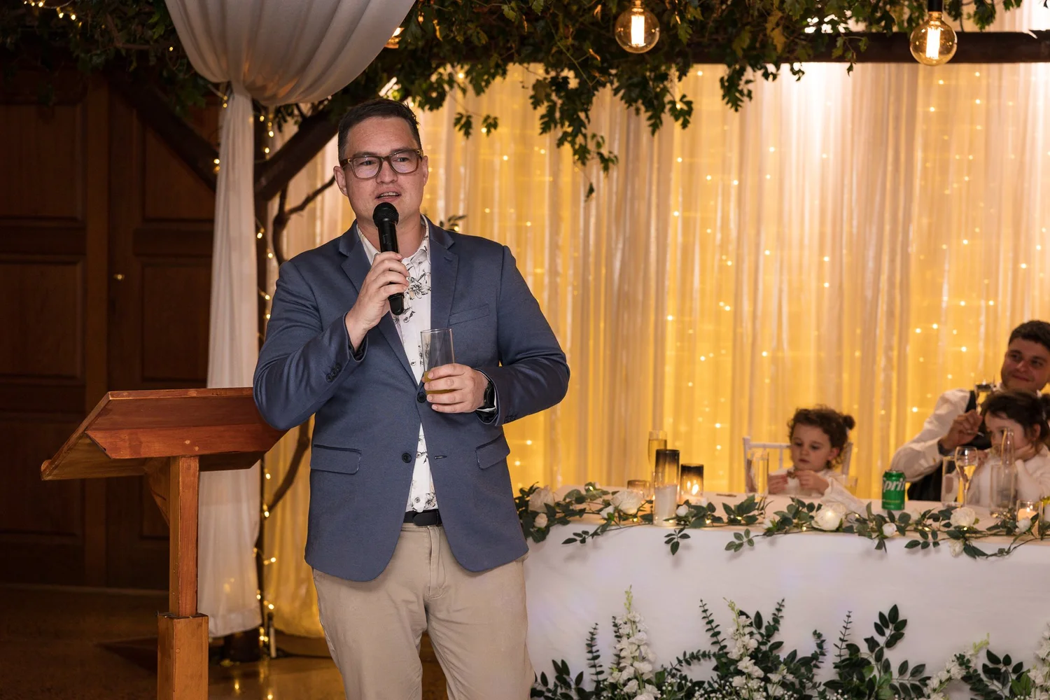 A guest gives a speech with a microphone
