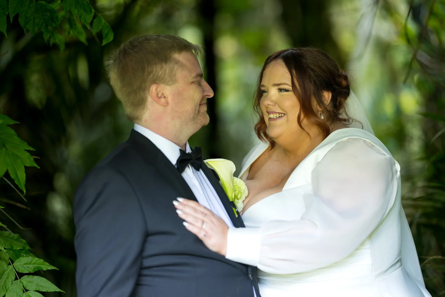 Leah rests her hand on Warwick's chest as they smile at each other