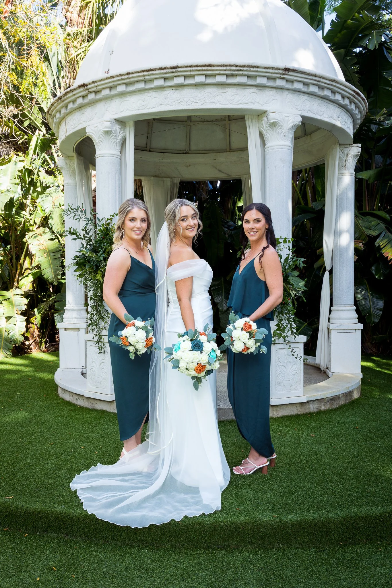 Felicity and her bridesmaids in front of the white rotunda at Settlers Country Manor