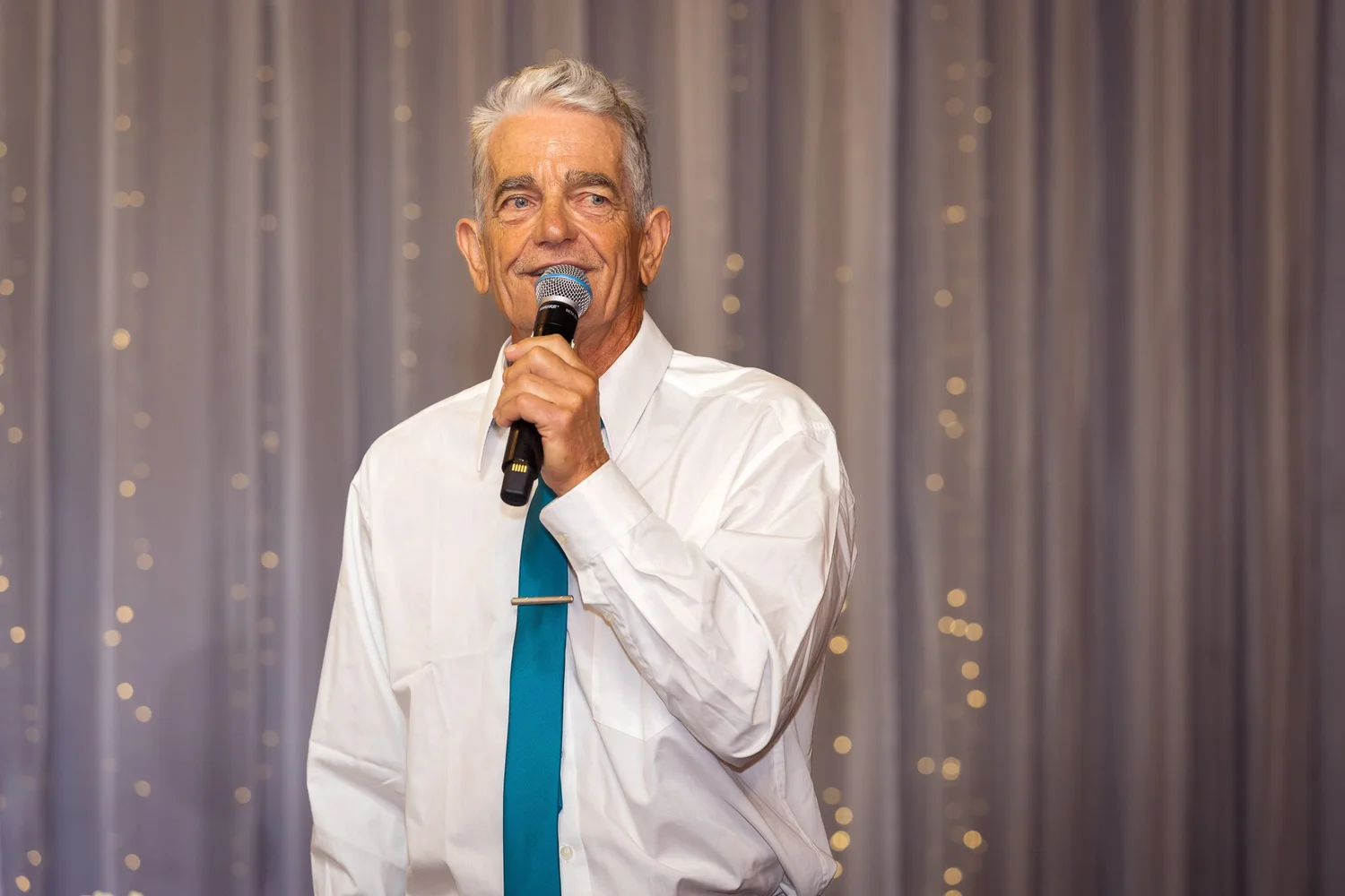 A guest gives a speech with a microphone