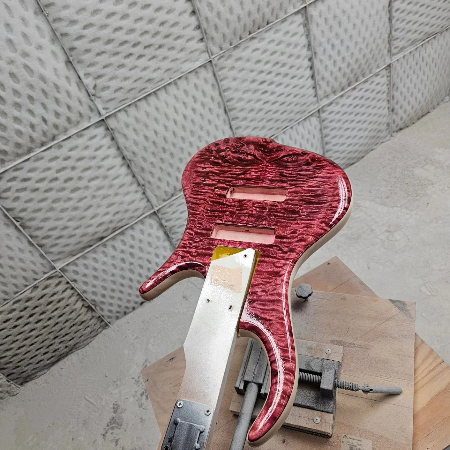 We're back, back in the paintbooth again!

#grogguitars #luthier #luthiery #guitarmaker #customguitar #boutiqueguitars #customguitarbuild #handbuiltguitar #guitarporn #guitarsofinstagram #guitarconnoisseur #guitar #5stringbass #bass #custombass #🎸 #