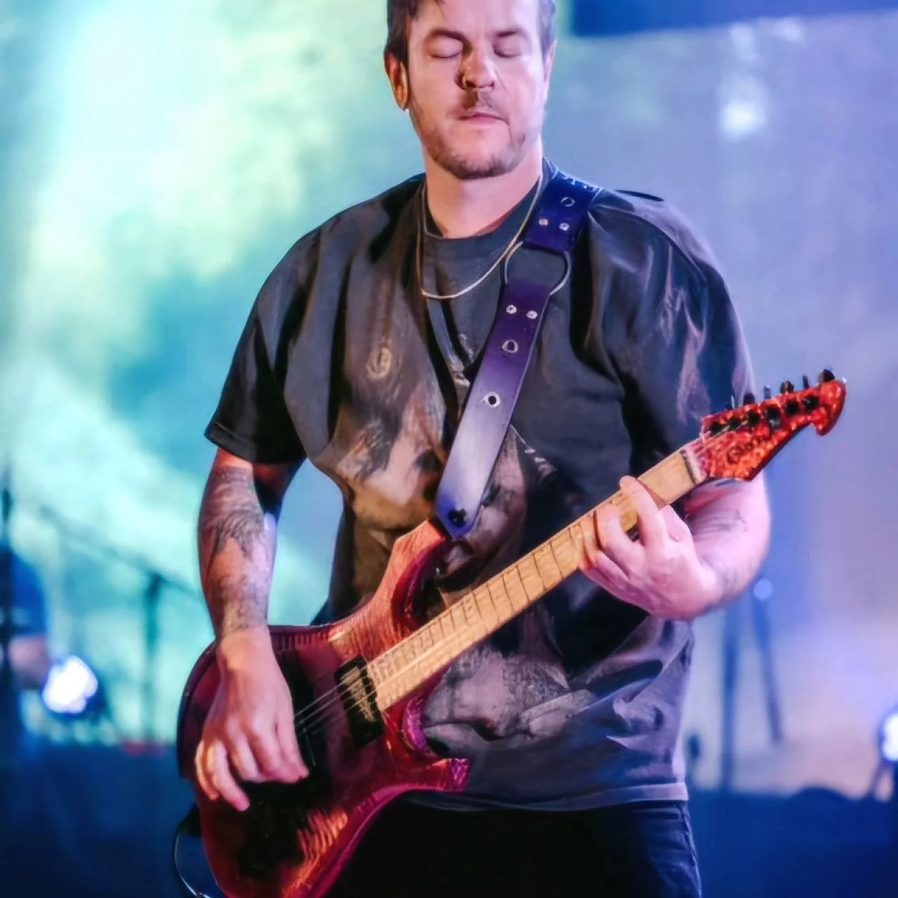 The Pink Sparkle Raven out in the wild. My man @gavinbabs rocking out with his band @kaitlynpeaceband. Make sure to go check them out to see some kickass music and see a Grog Guitar in action. 

And stay tuned to see the next few Ravens I've been wor