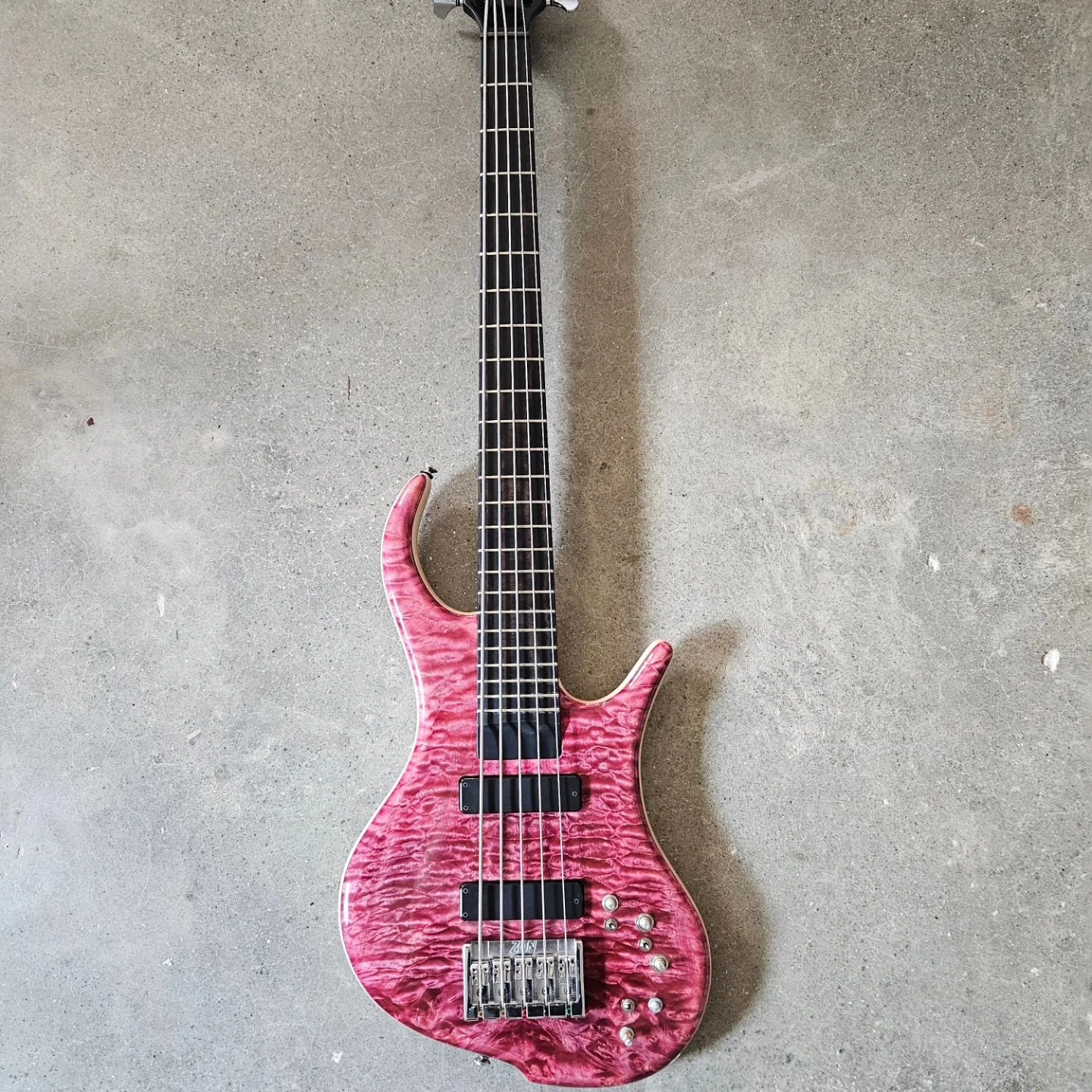 The ZON body is complete! I had a customer with a 5-string ZON carbon graphite bass neck that he wanted a custom body built with, and this is the end result. I have to say, retrofitting a neck into one of my builds was definitely a challenge. But dam