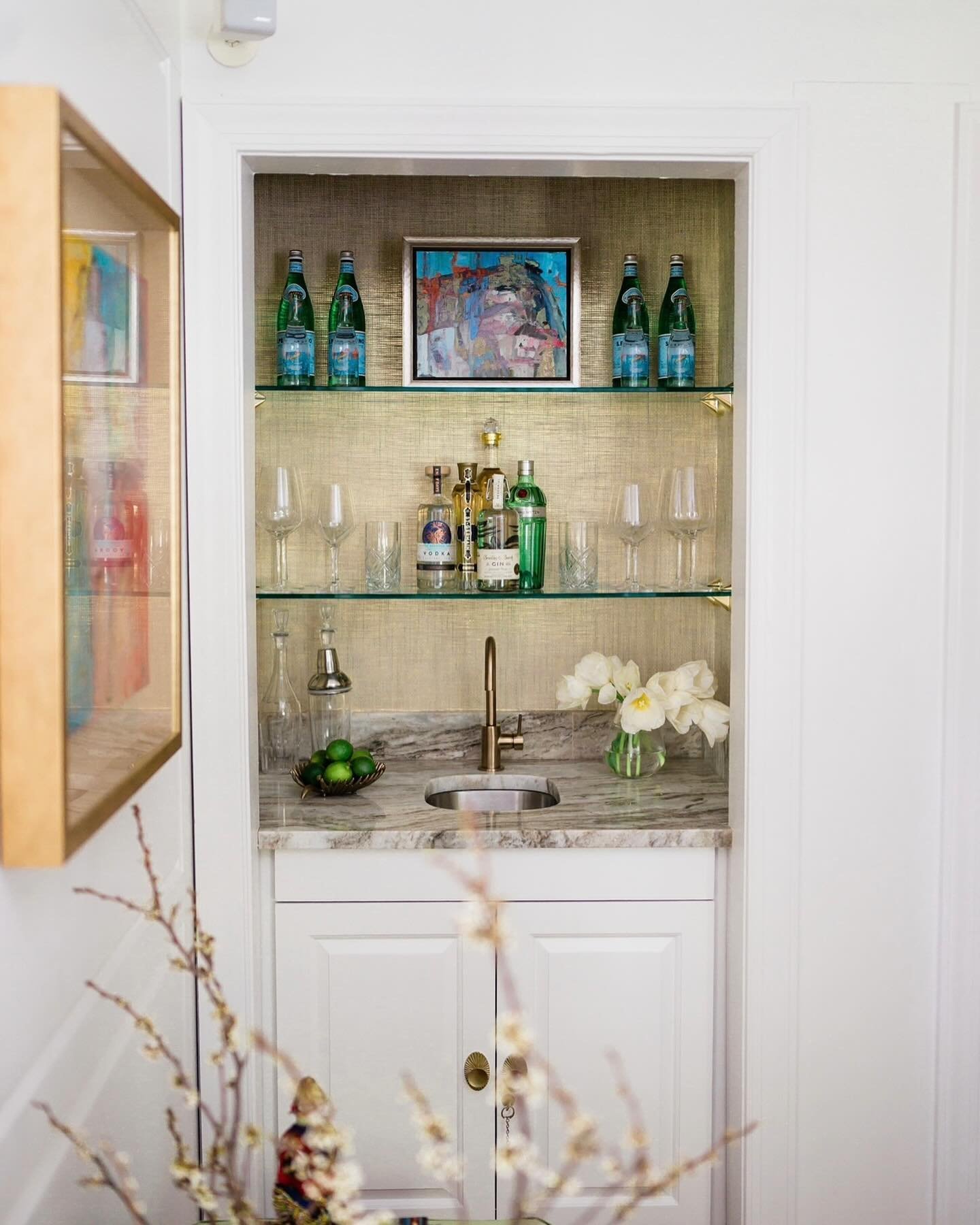Cheers to the weekend! Friday nights are made for great drinks and good vibes!  Styled by Nicole Culler. 📸 @mariawestphotography  #cullerproject#homebardesign#fridaynightcocktailhour#weekendvibes#interiordesign#homebarideas#designingbesutifulspaces#