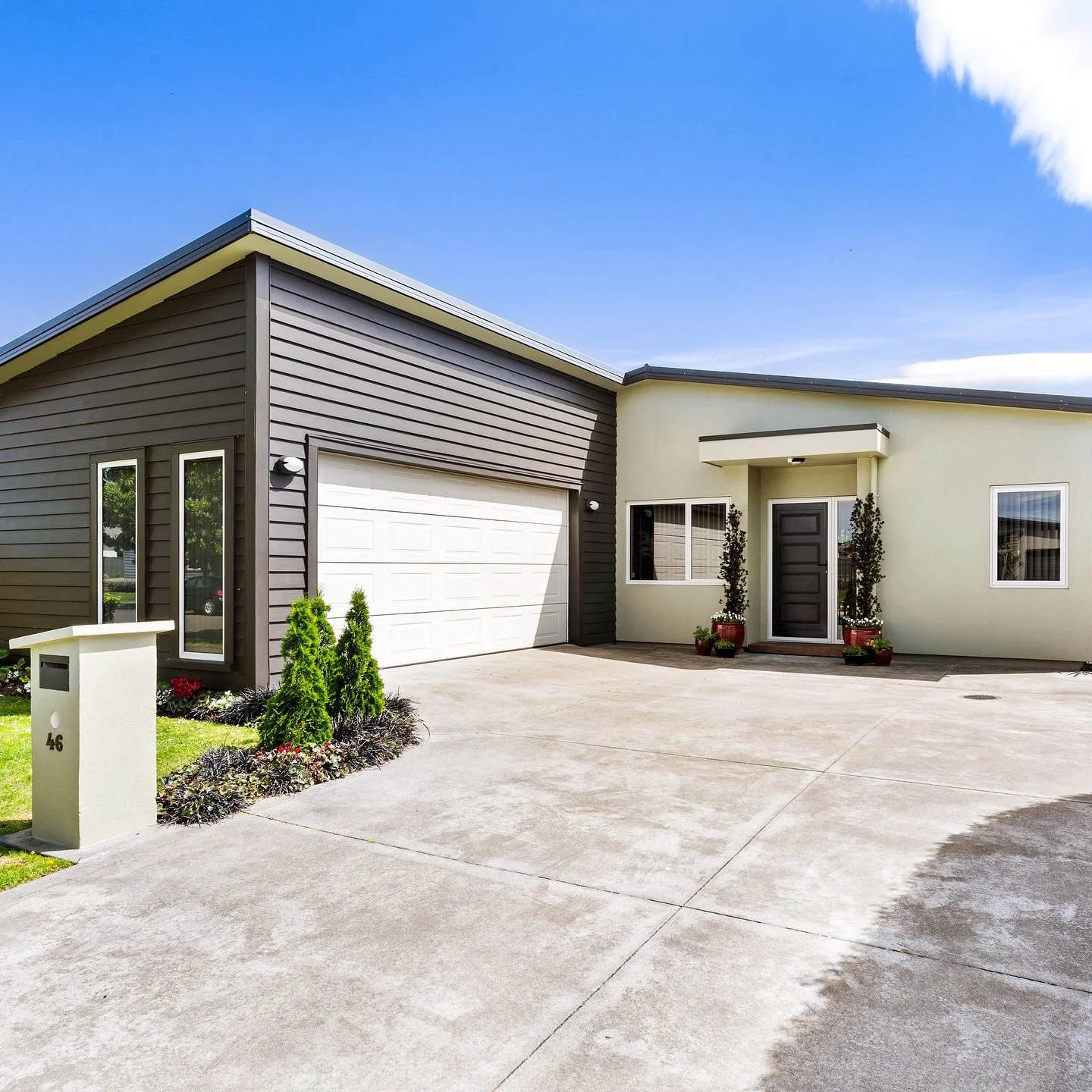 New listing
46 Squire Drive, Te Awa

Details 
&bull; 3 bedrooms 
&bull; 1 living 
&bull; 550 (more or less) land area
&bull; 146 (more or less) floor area