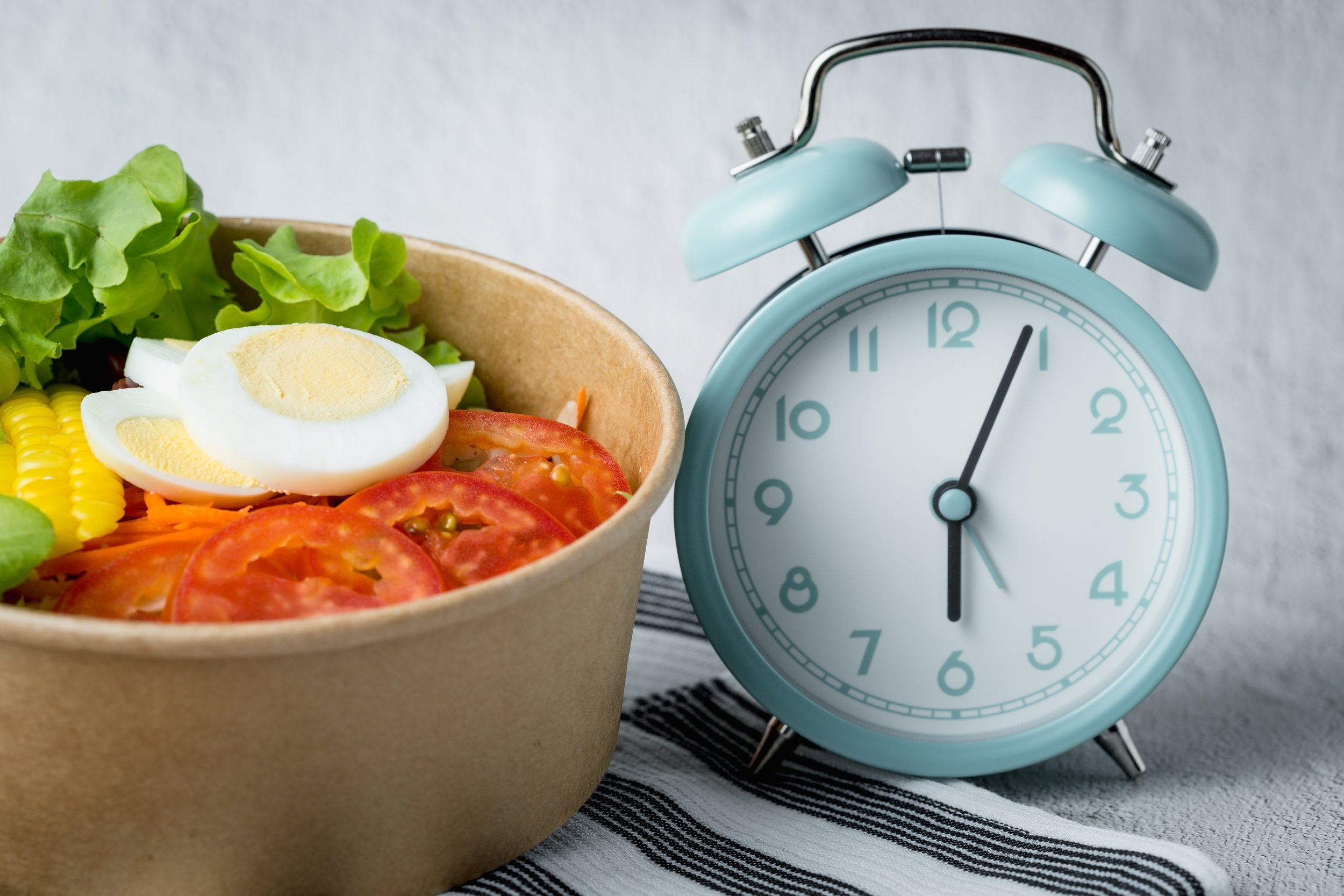 vecteezy_fresh-healthy-salad-with-an-alarm-clock_26394514.jpg