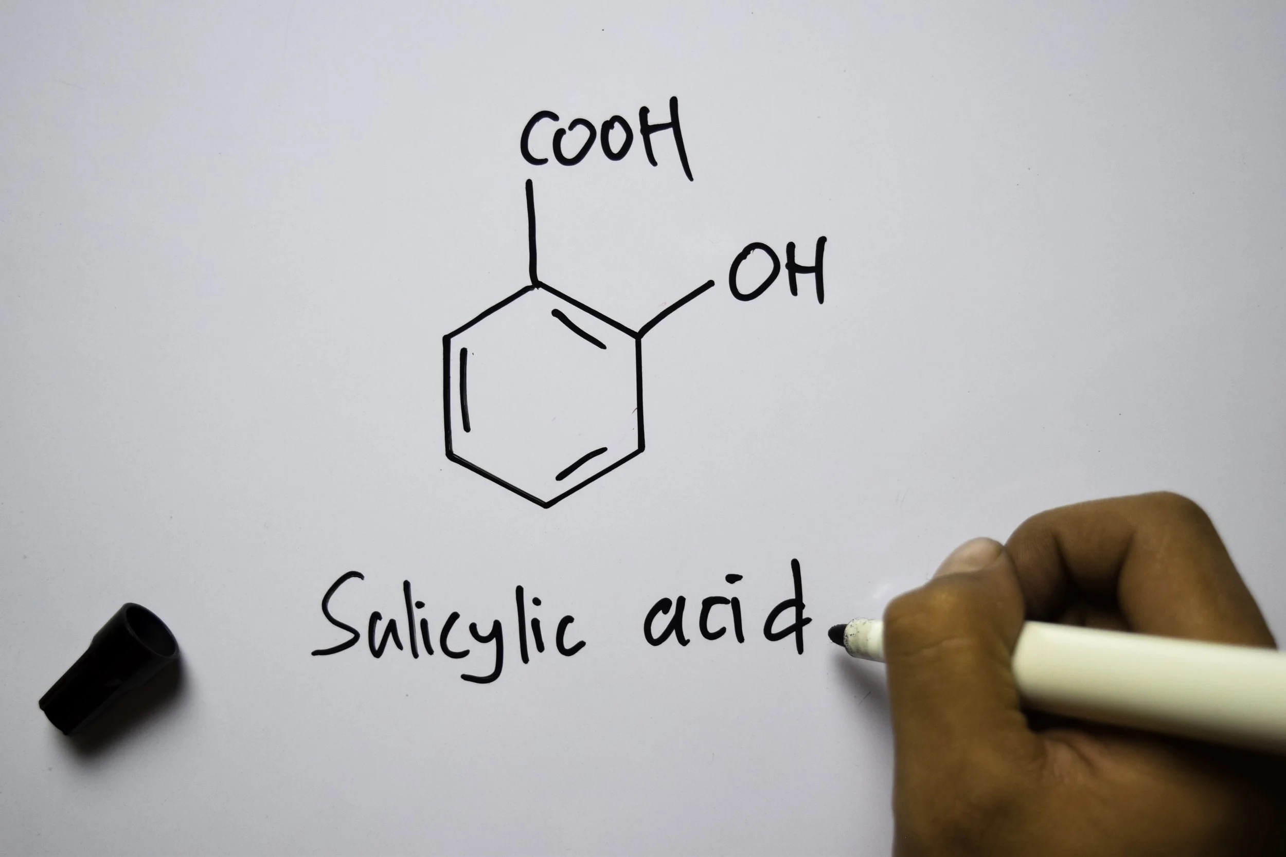 vecteezy_salicylic-acid-molecule-written-on-the-white-board_23643715.jpg