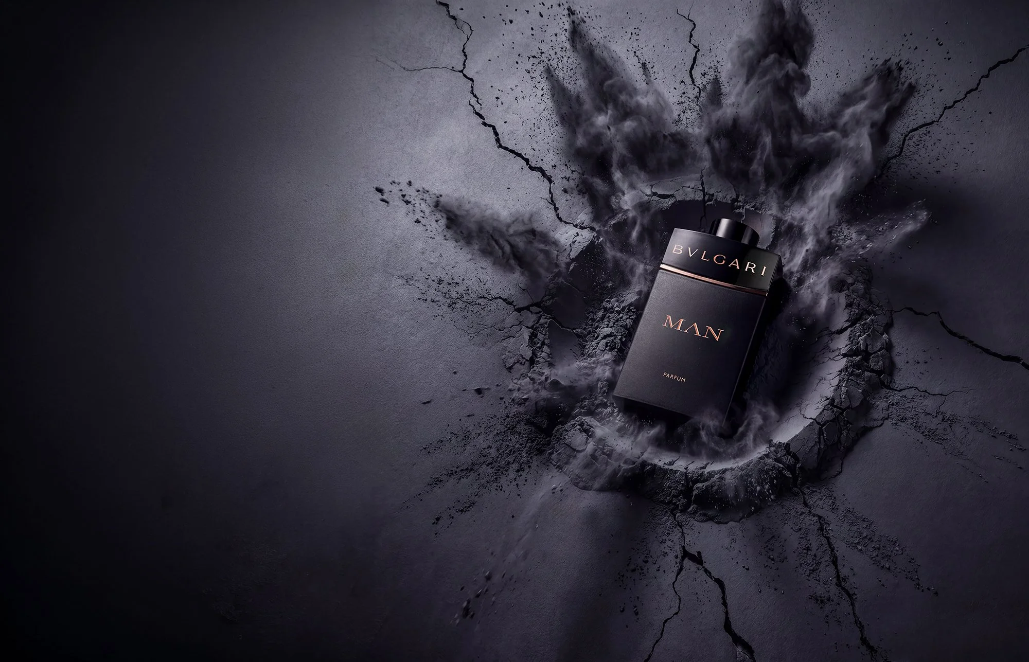 Aftershave splashing in powder