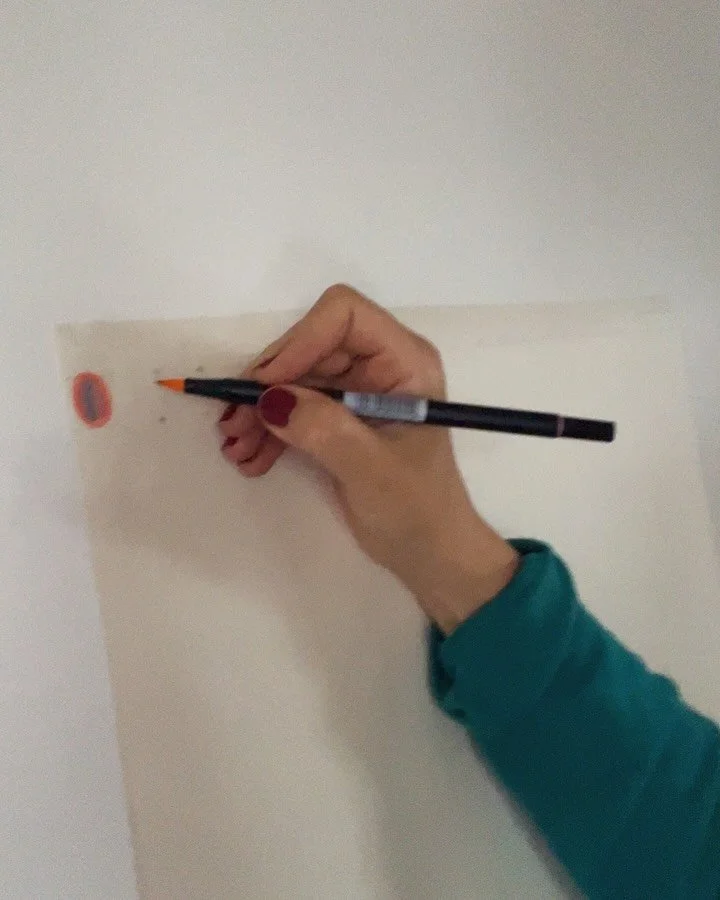 Gestern habe ich ein neues Projekt begonnen: Ich will jeden Tag ein &bdquo;Medallion&ldquo; auf dieses gro&szlig;e Blatt Papier zeichnen. Nur eins am Tag. Das sind wenige Sekunden, aber es wird sich sammeln, irgendwann ist das ganze Blatt voll von kl