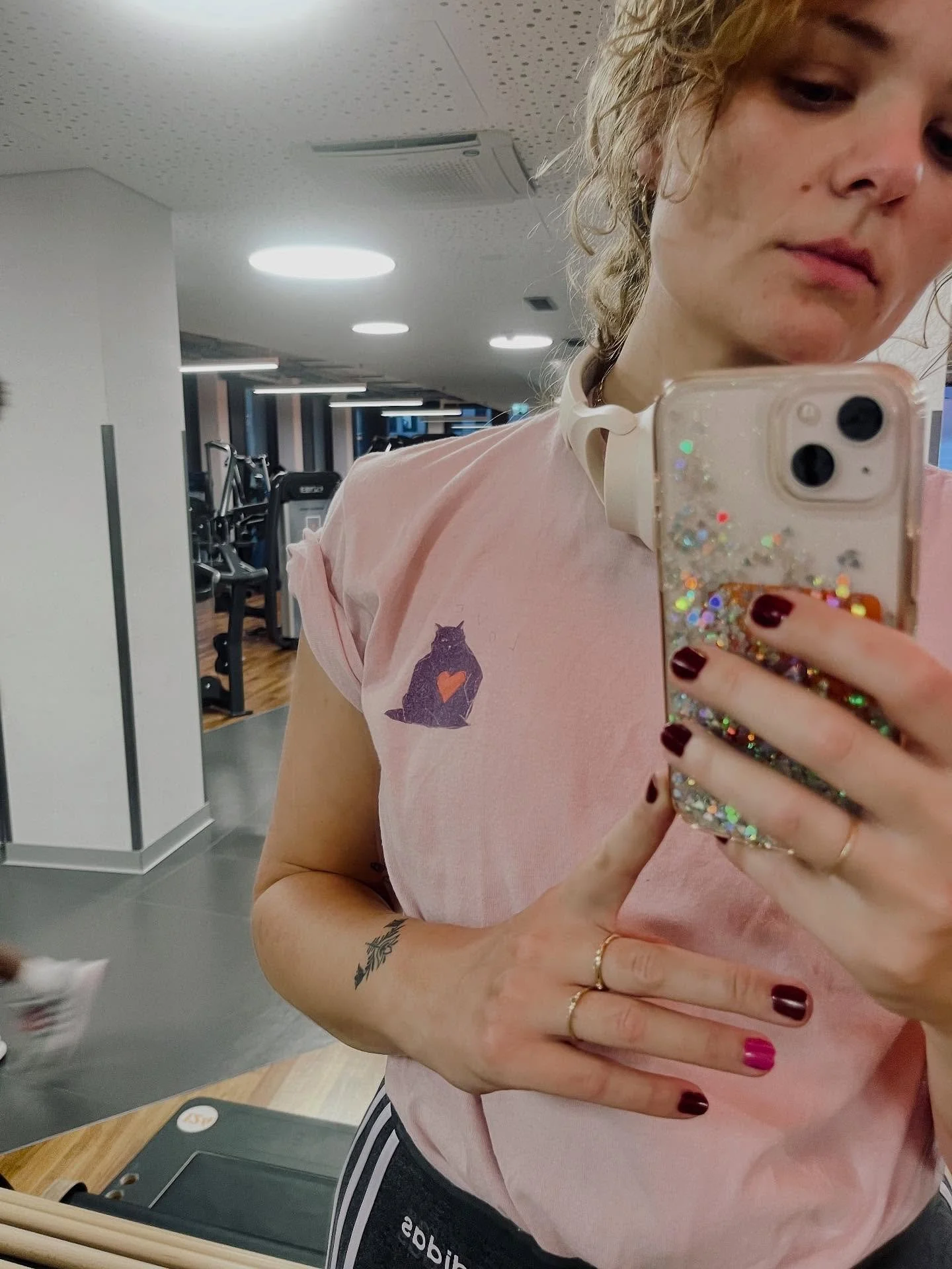 Das geile am illustrieren ist ja, man kann seine Designs im Gym tragen 🏋️&zwj;♂️💪
Never forget was wirklich z&auml;hlt: dicke Katzen, die zu Liebe mahnen 💜

#m&uuml;nchen #munichgirl #illustration #illustratorin #fatcatart #graphicteeshirt #freela