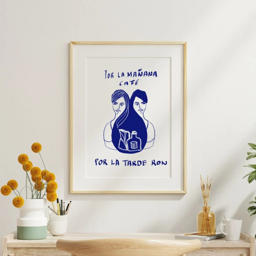 Por la ma&ntilde;ana caf&eacute;, por la tarde ron. ☕🥃

Manche Bilder sind keine Dekoration.
Sie sind ein realistischer Tagesplan.

Printable Wall Art als Instant Download f&uuml;r K&uuml;chen, Kaffeeecken, Hausbars und Menschen, die emotional von K