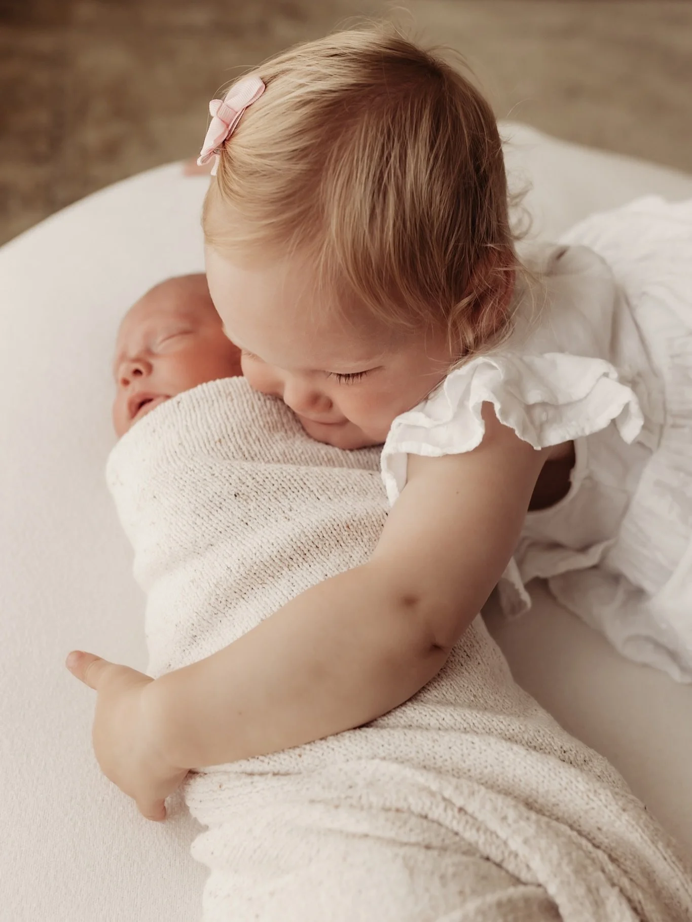 Felt so lucky to witness the sweet, gentle love between this little girl and her new baby brother 🥹 

&bull;

&bull;

&bull;

&bull;

&bull;

#kentphotographer #behindthelens  #photographylovers  #medwayphotograpy#portraitphotography  #newbornphotog