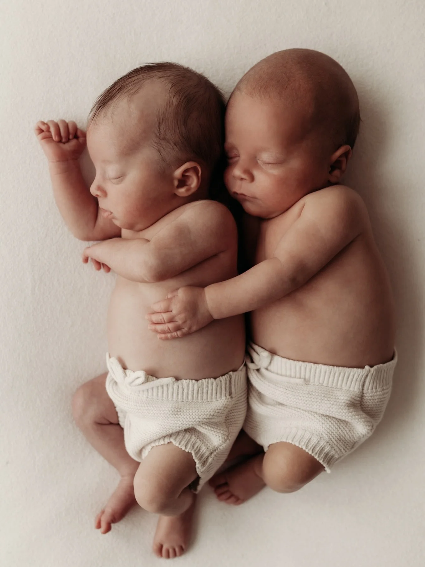 Double the love as they become a family of four 🥹🤍 

&bull;

&bull;

&bull;

&bull;

&bull;

#kentphotographer #southeastphotographer  #newbornphotographer #familyphotographer #portraitphotography