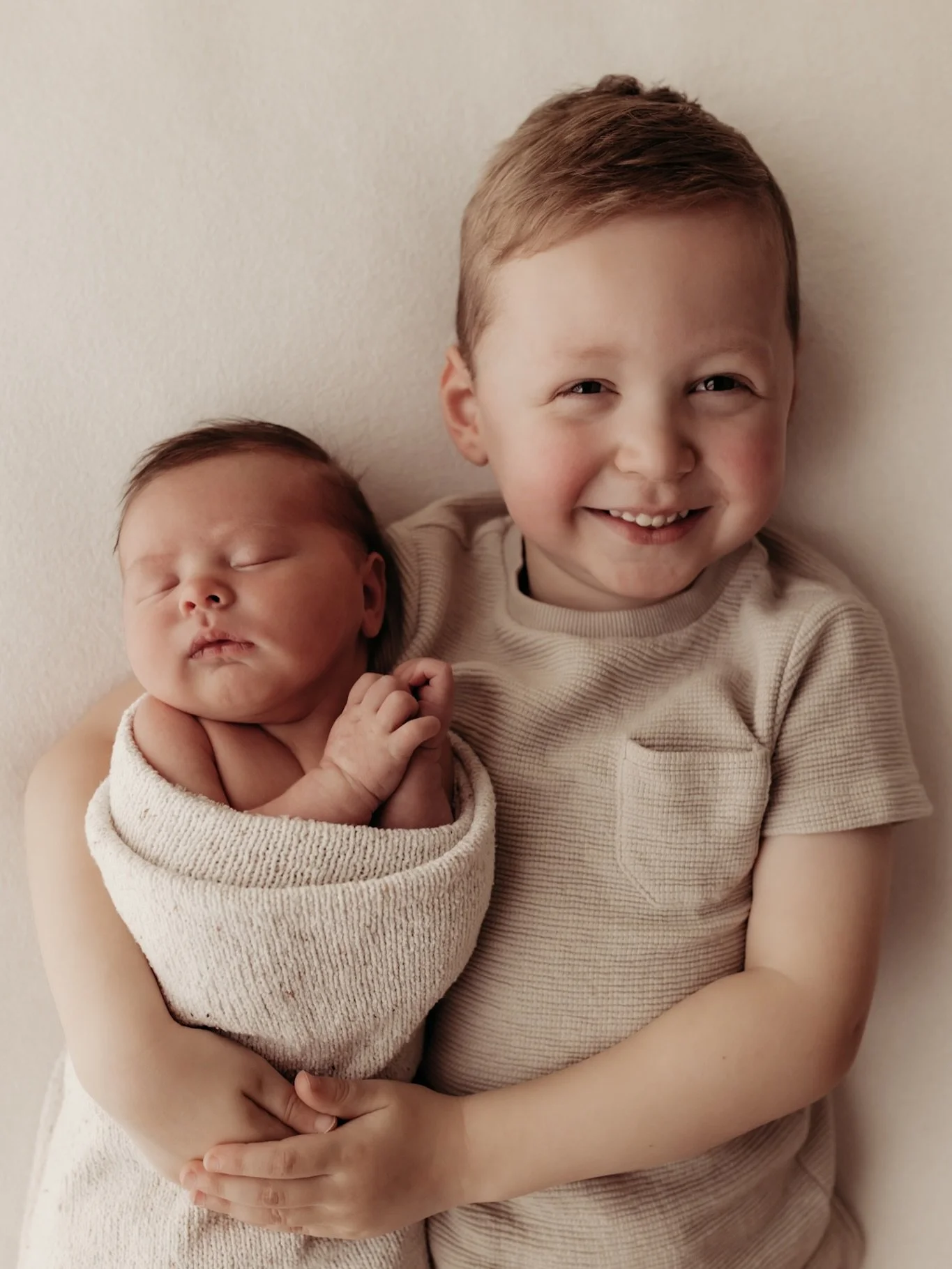 8 days in, my two little loves and their very first sibling portraits in Mummy&rsquo;s studio. 🥹

&bull;

&bull;

&bull;

&bull;

&bull;

#kentphotographer #southeastphotographer  #newbornphotographer #familyphotographer #portraitphotography