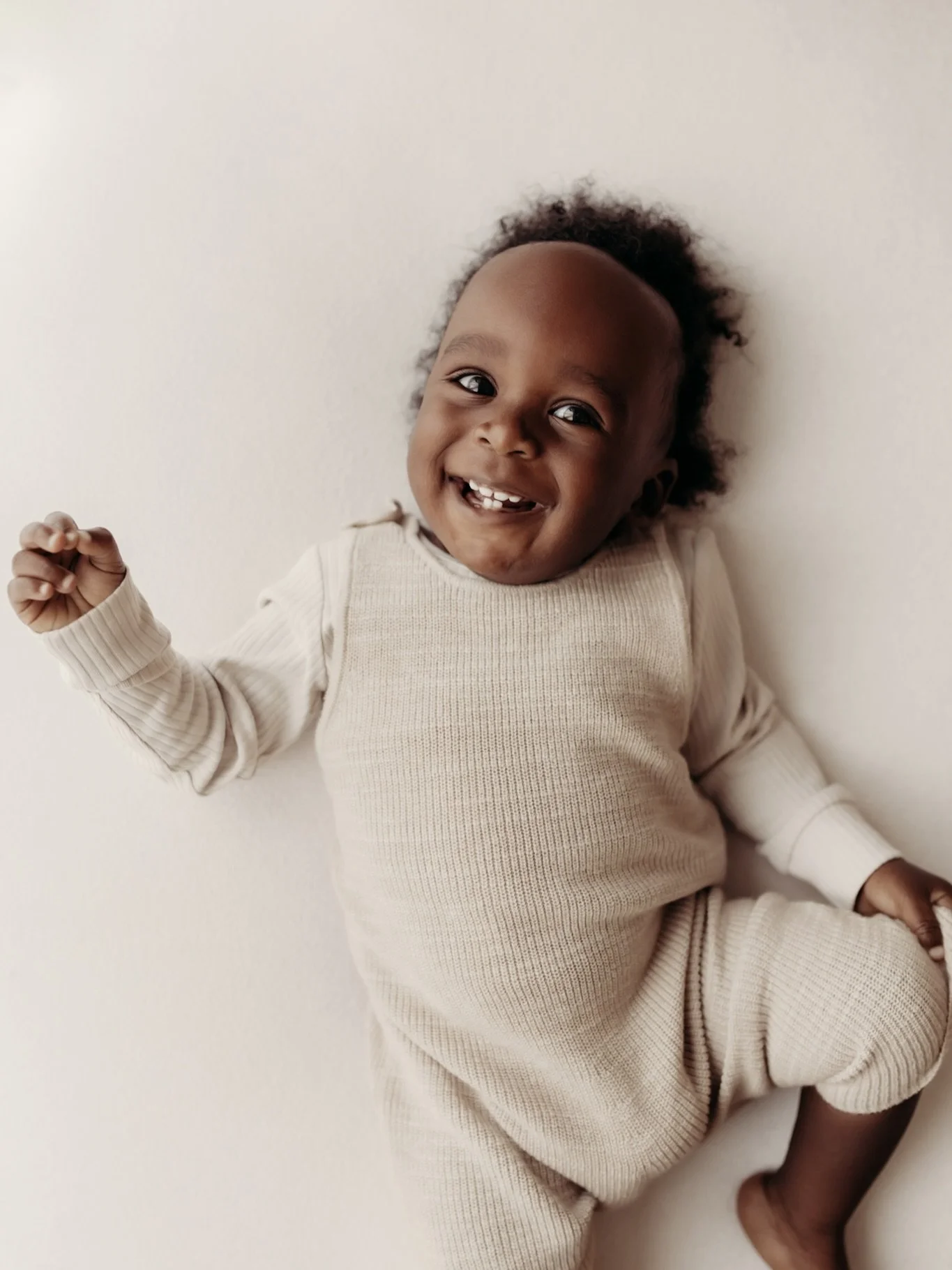 Choosing to celebrate their little one&rsquo;s first birthday and their first year as parents with a sentimental experience and timeless photographs. 🤍

&bull;

&bull;

&bull;

&bull;

&bull;

#kentphotographer #southeastphotographer  #newbornphotog