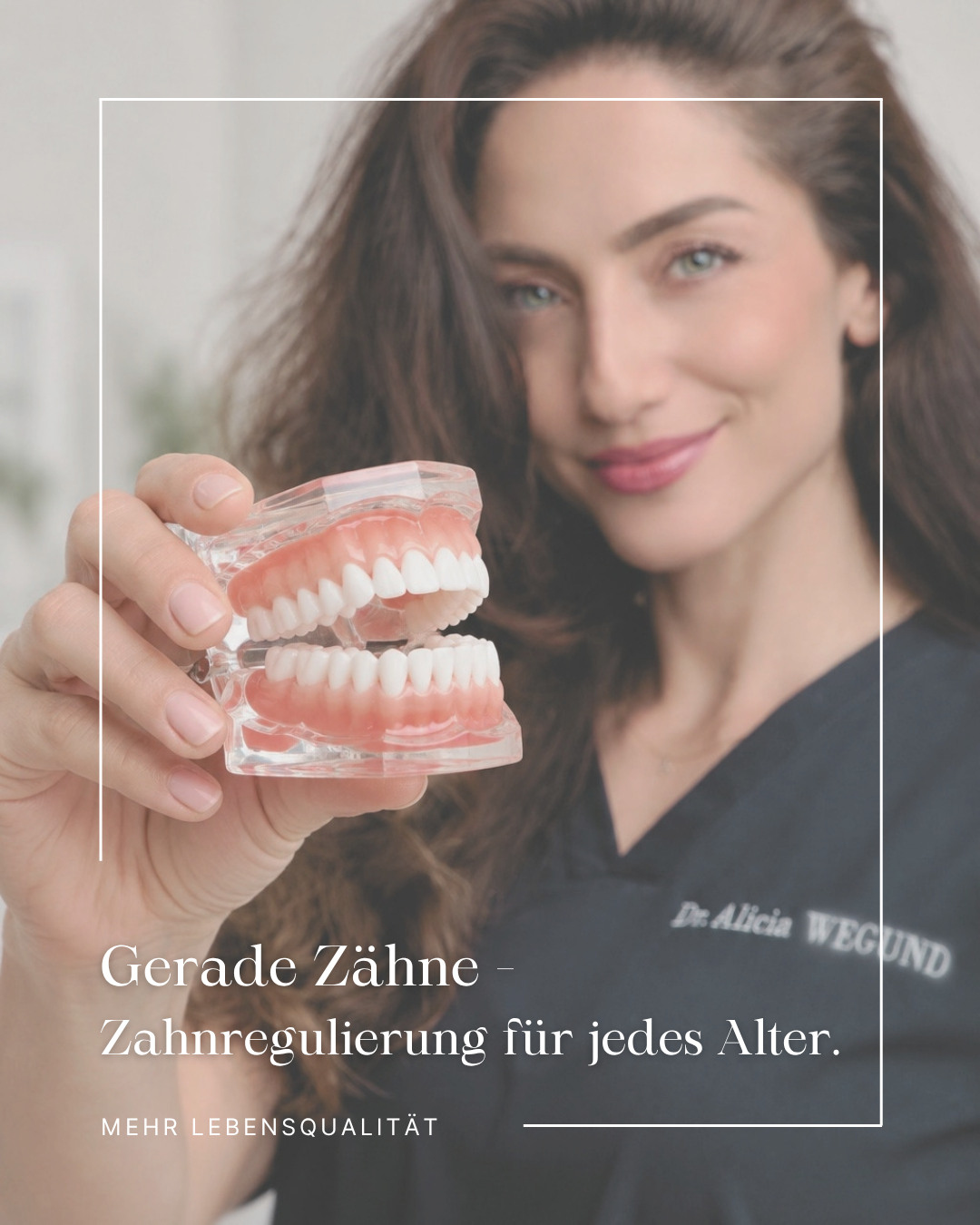 Zahnärztin hält ein Zahnmodell in der Hand.