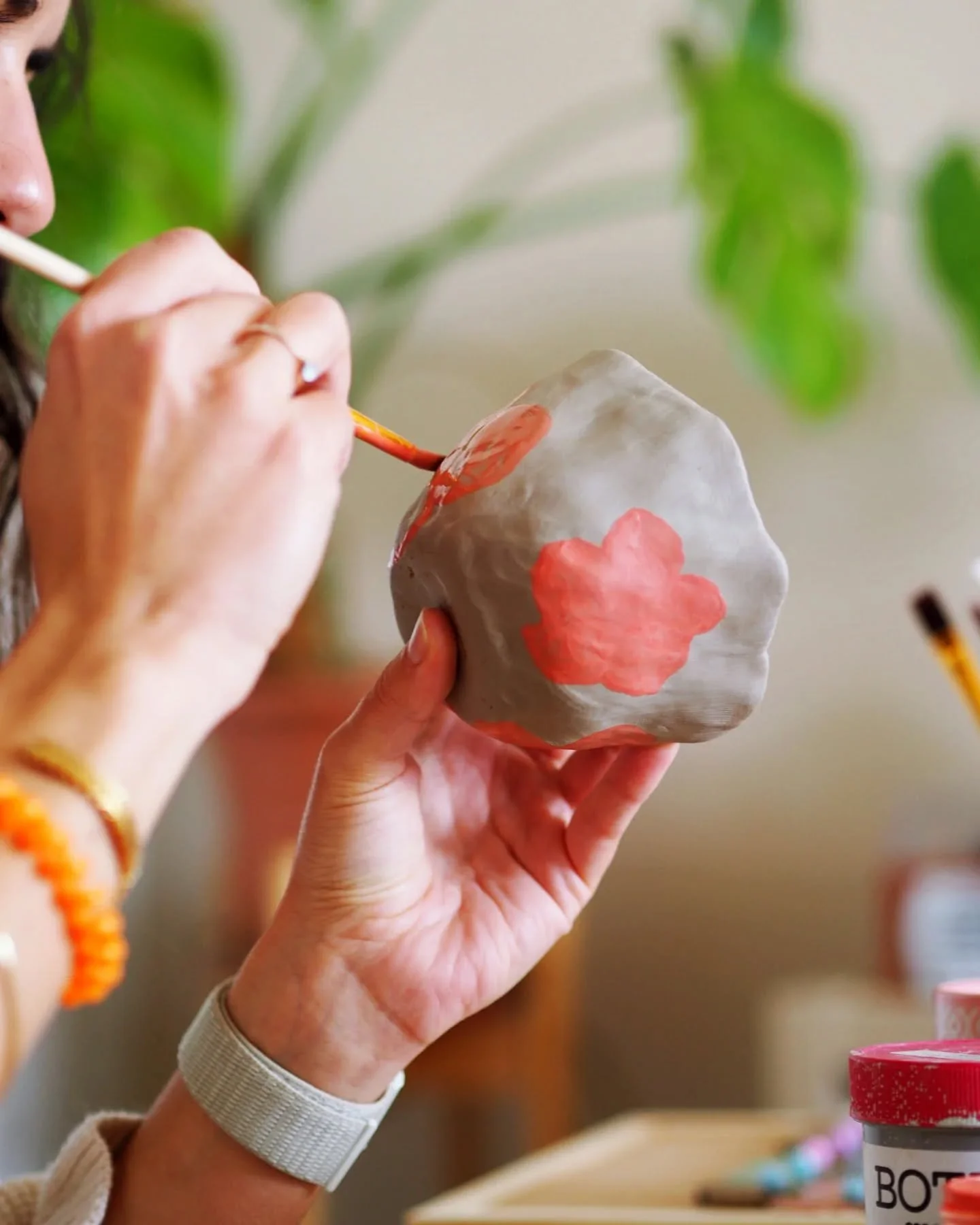 Quelques souvenirs des ateliers de ce d&eacute;but d'ann&eacute;e 2025 🥹🎨🌼🫶 En esp&eacute;rant qu'il y en aura d'autres bient&ocirc;t 🤞🙏

Bonne journ&eacute;e 🤗

#ateliers
#modelage #ceramics #ceramicsofinstagram #ceramicsart #potterylove #pot