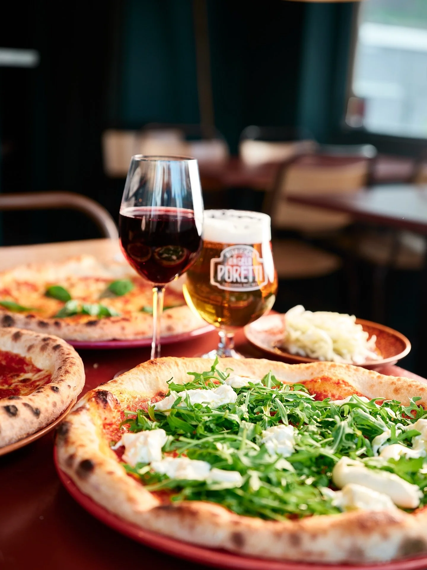 Vi g&ouml;r mer &auml;n pizza &ndash; vi bygger gemenskap 💛
 Tack till alla som skrattar, &auml;ter och h&auml;nger med oss varje vecka!
 👉 Tagga din pizzakompis 🍕👇
#V&aring;rPizza #&Auml;tLokalt #StockholmFoodie #PizzaMedK&auml;rlek