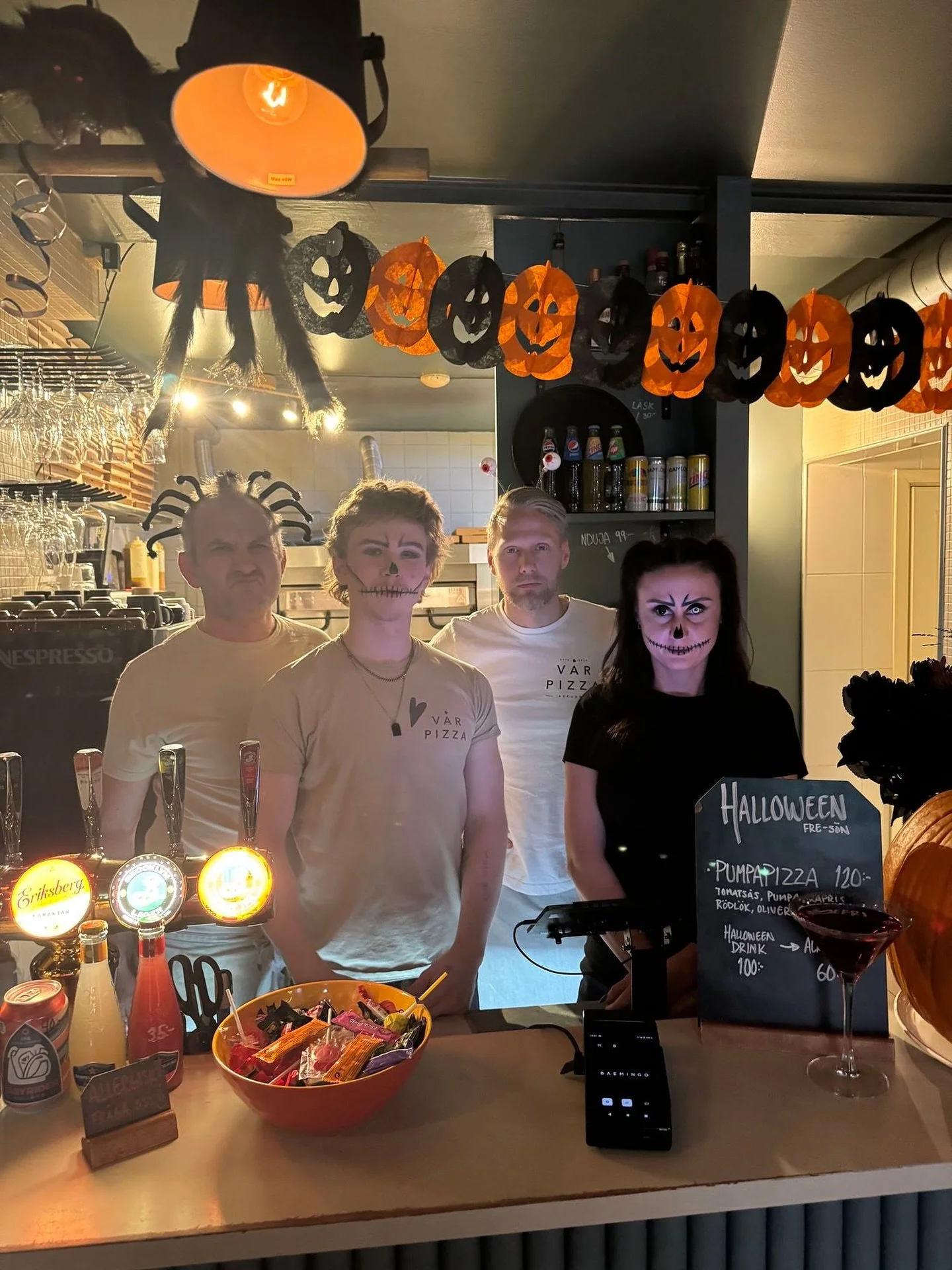 Happy Halloween fr&aring;n oss p&aring; V&aring;r Pizza! 🎃

Idag firar vi Halloween med godis, pyssel och massor av mysig st&auml;mning 🍬🕸️
Kom f&ouml;rbi, ta en Halloween-pizza, prova v&aring;ra spooky drinkar, och njut av kv&auml;llen med familj